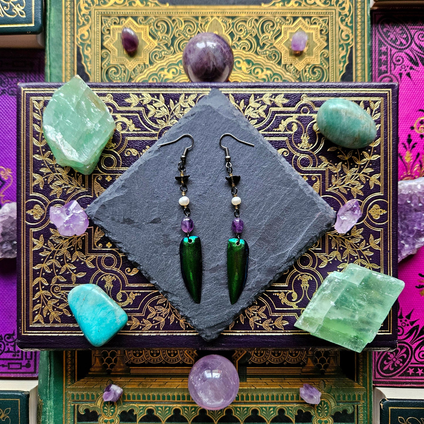 Beetlejuice - Boucles d'oreilles breloques noires, perles d'eau douce, élytres de scarabée sternocera et pierres d'améthyste