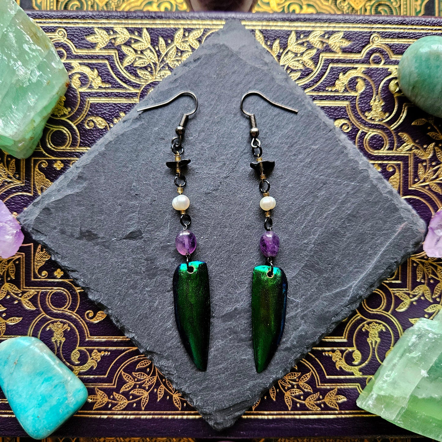 Beetlejuice - Boucles d'oreilles breloques noires, perles d'eau douce, élytres de scarabée sternocera et pierres d'améthyste
