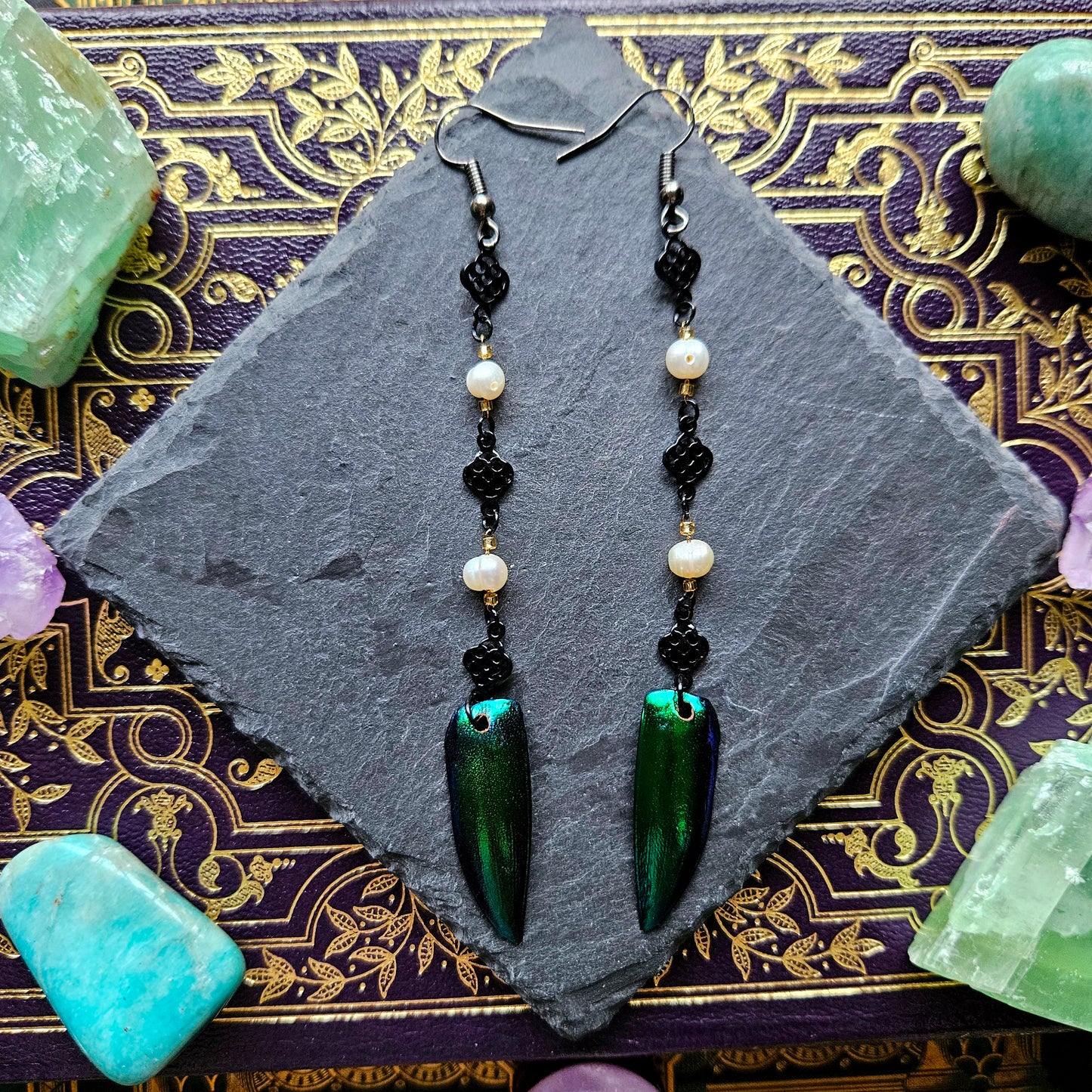 Beetlejuice - Boucles d'oreilles breloques noires, perles d'eau douce et élytres de scarabée sternocera - Les Rouages du Temps