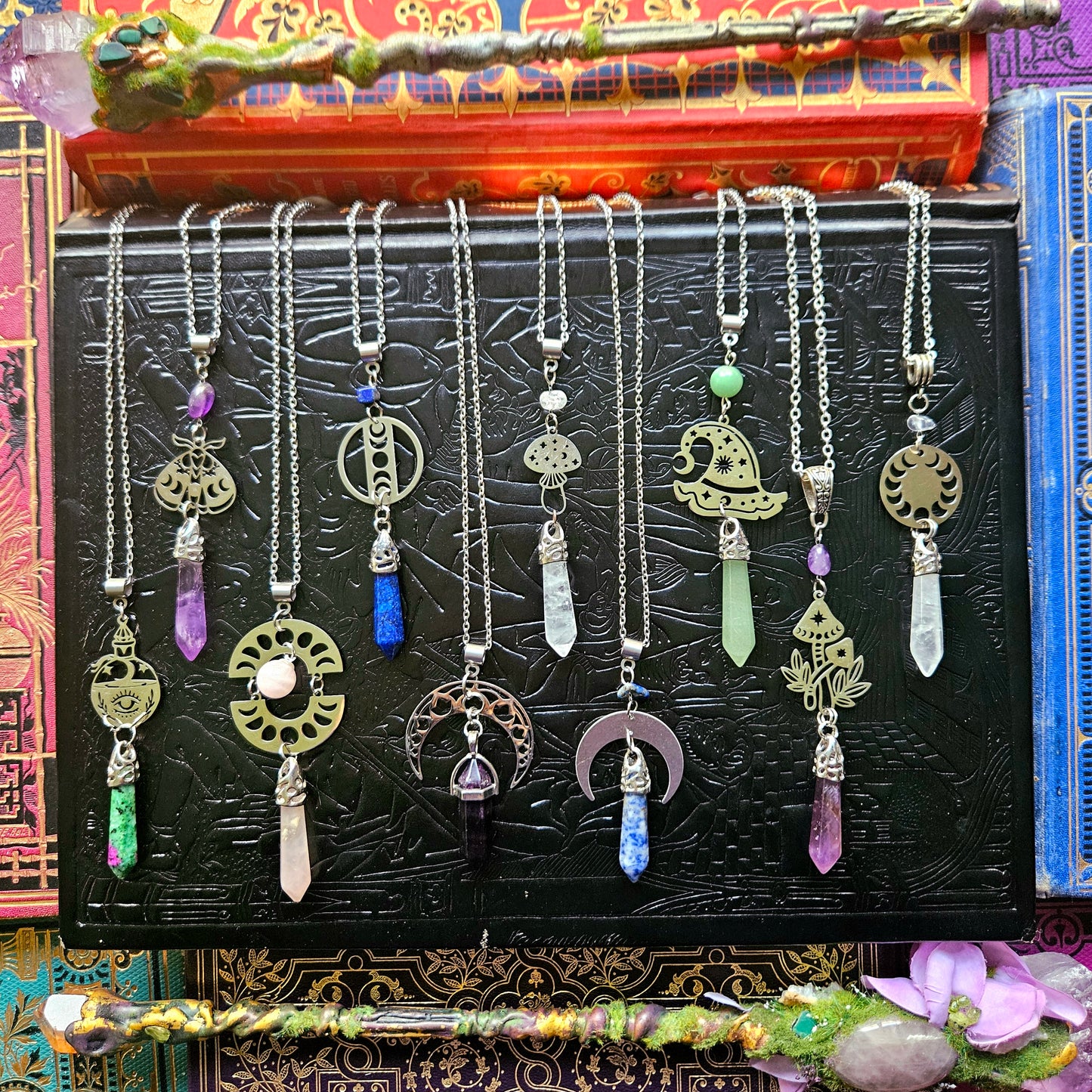 Fantasia - Colliers acier inoxydable univers féérique / sorcière, lunes, papillon, potion, champignon et pierres (rubis zoïsite, améthyste, quartz rose, lapis lazuli, fluorite, quartz, sodalite, aventurine)