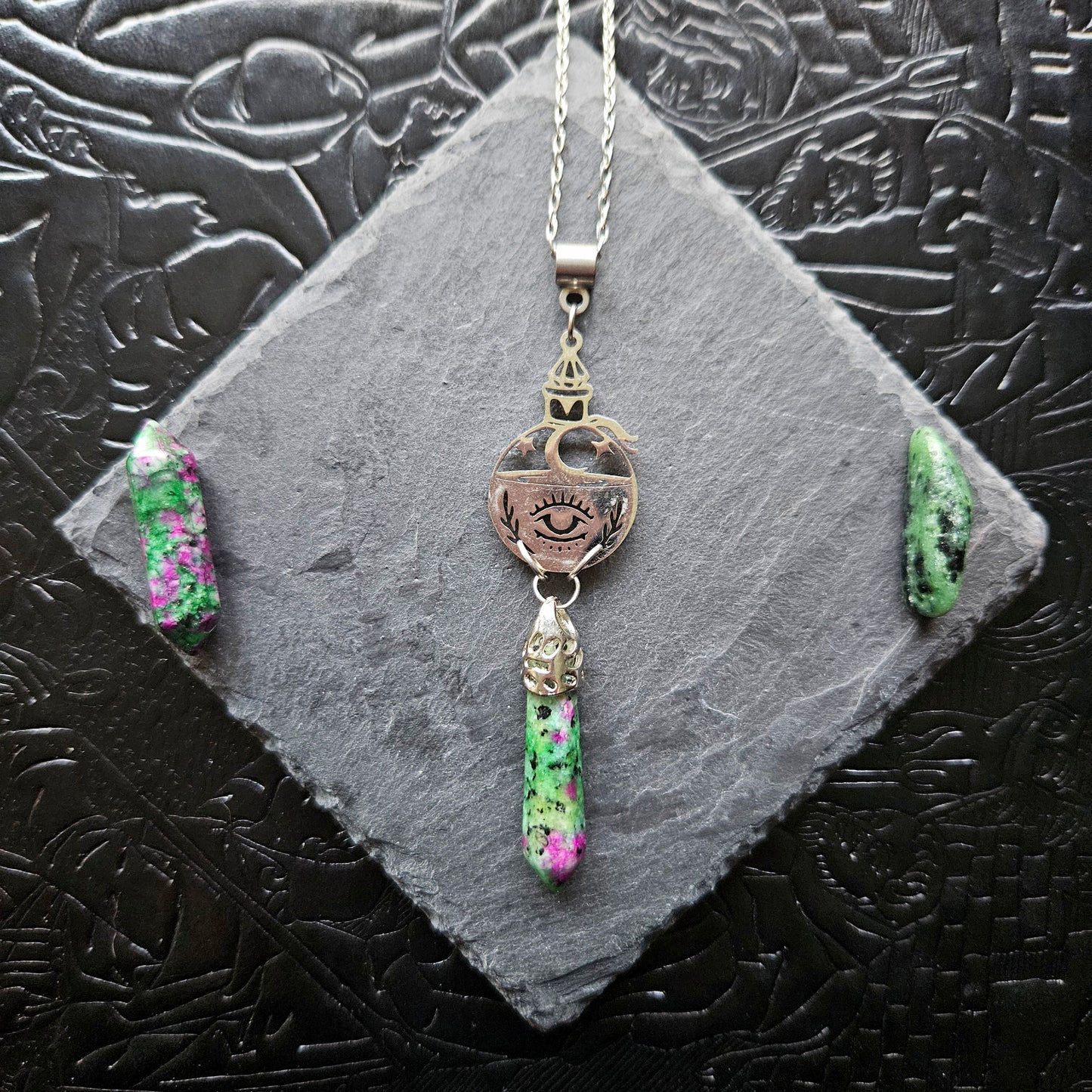 Fantasia - Colliers acier inoxydable univers féérique / sorcière, lunes, papillon, potion, champignon et pierres (rubis zoïsite, améthyste, quartz rose, lapis lazuli, fluorite, quartz, sodalite, aventurine)