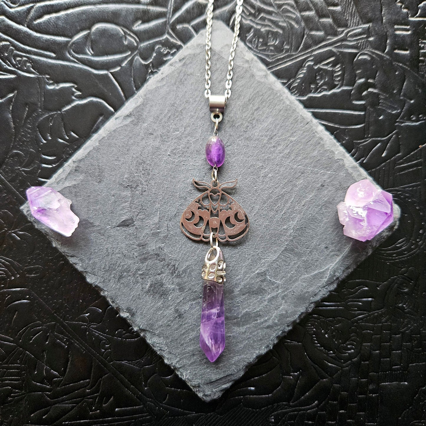 Fantasia - Colliers acier inoxydable univers féérique / sorcière, lunes, papillon, potion, champignon et pierres (rubis zoïsite, améthyste, quartz rose, lapis lazuli, fluorite, quartz, sodalite, aventurine)