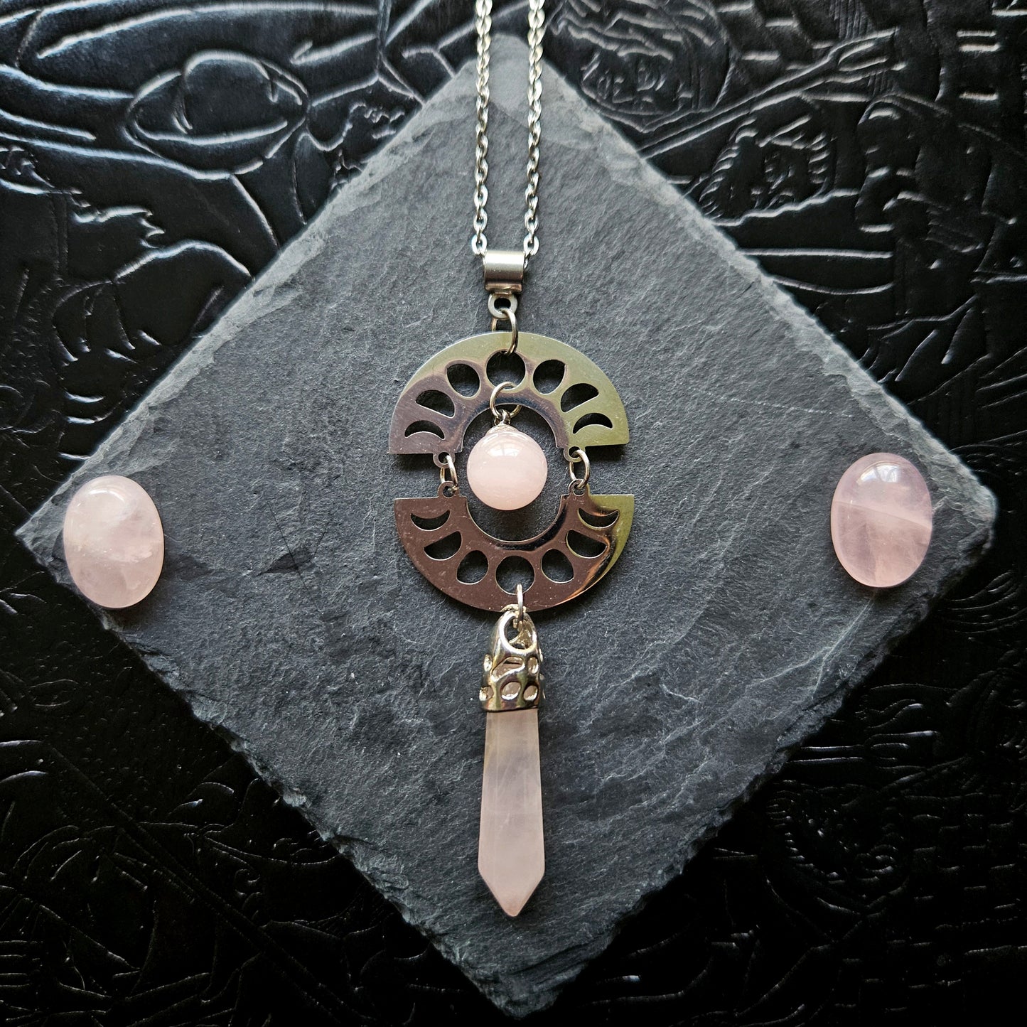 Fantasia - Colliers acier inoxydable univers féérique / sorcière, lunes, papillon, potion, champignon et pierres (rubis zoïsite, améthyste, quartz rose, lapis lazuli, fluorite, quartz, sodalite, aventurine)