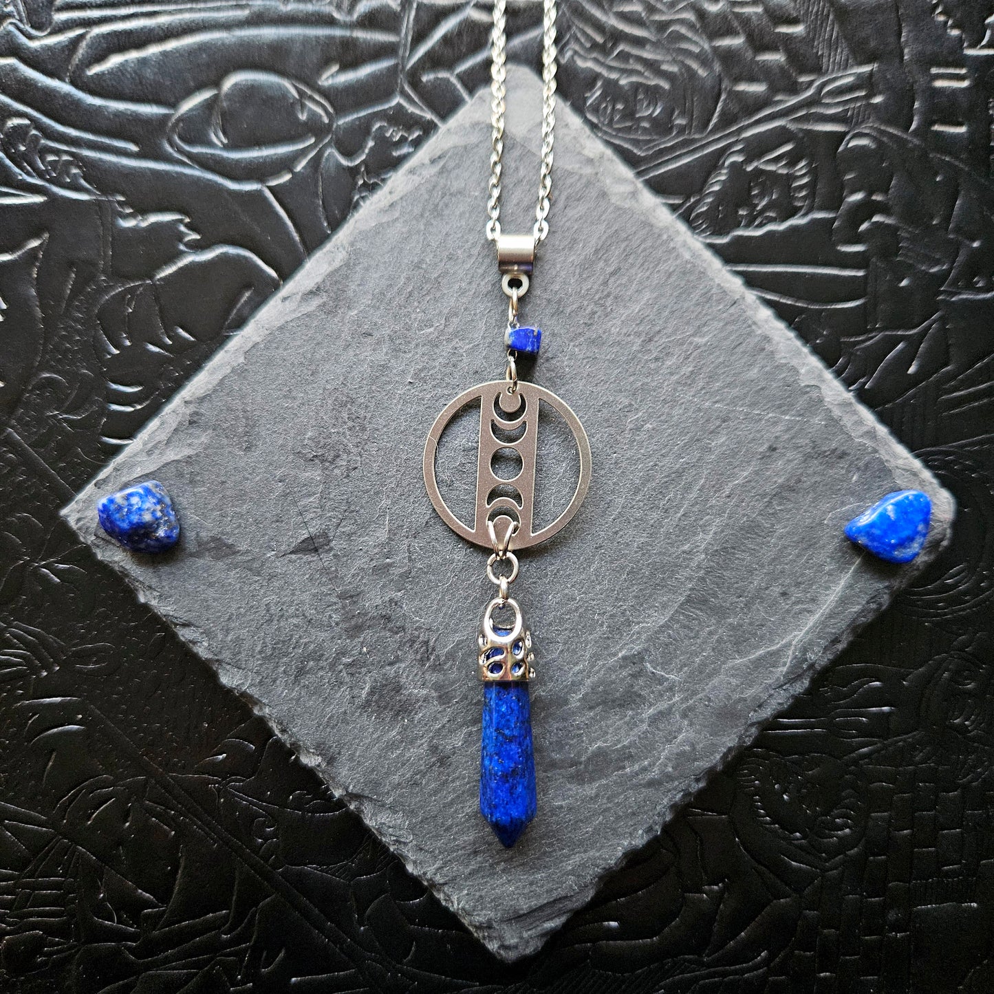Fantasia - Colliers acier inoxydable univers féérique / sorcière, lunes, papillon, potion, champignon et pierres (rubis zoïsite, améthyste, quartz rose, lapis lazuli, fluorite, quartz, sodalite, aventurine)