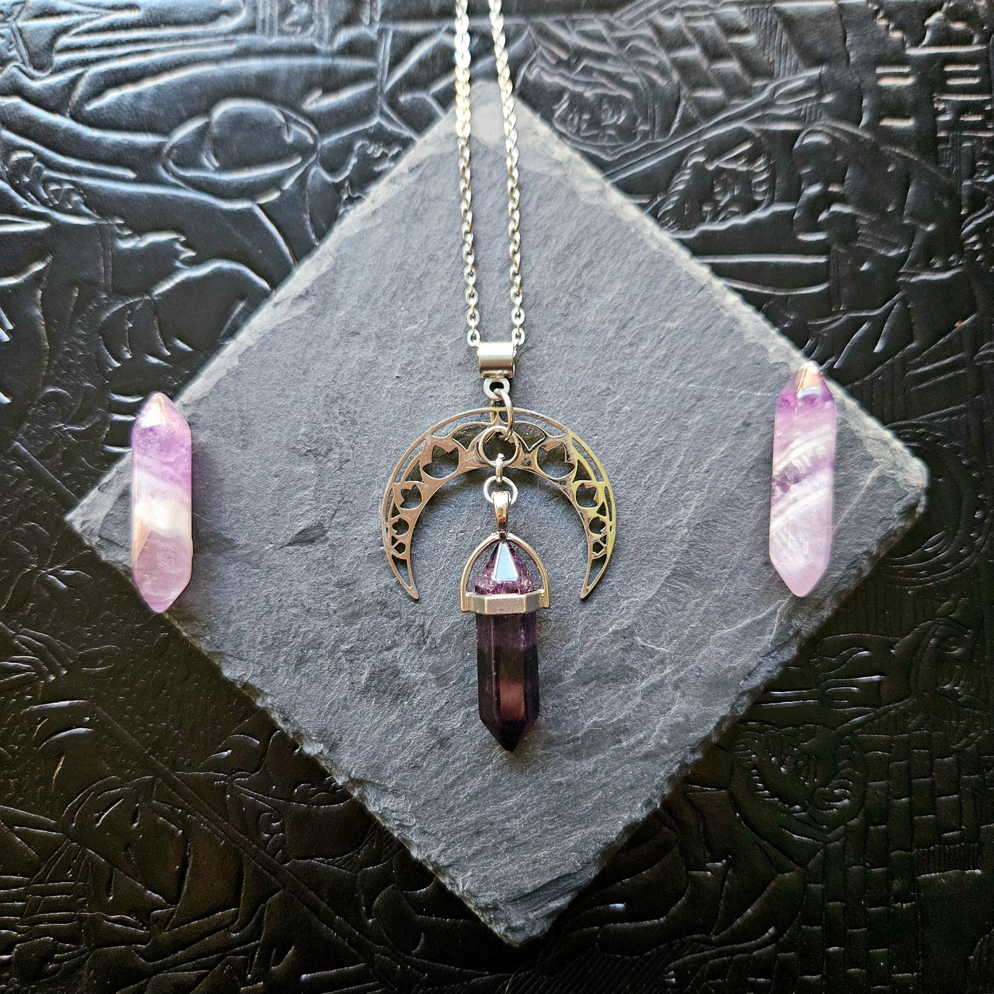 Fantasia - Colliers acier inoxydable univers féérique / sorcière, lunes, papillon, potion, champignon et pierres (rubis zoïsite, améthyste, quartz rose, lapis lazuli, fluorite, quartz, sodalite, aventurine)