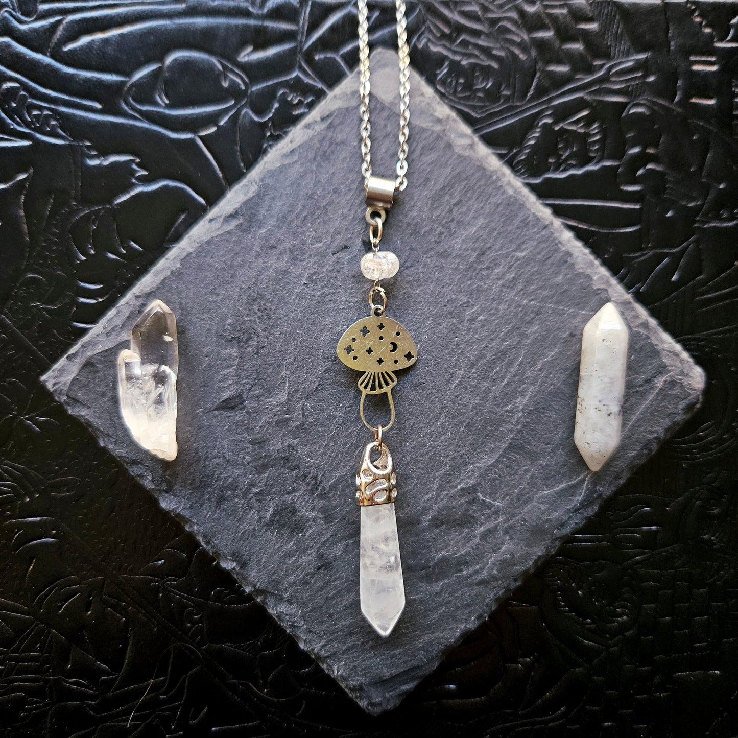 Fantasia - Colliers acier inoxydable univers féérique / sorcière, lunes, papillon, potion, champignon et pierres (rubis zoïsite, améthyste, quartz rose, lapis lazuli, fluorite, quartz, sodalite, aventurine)