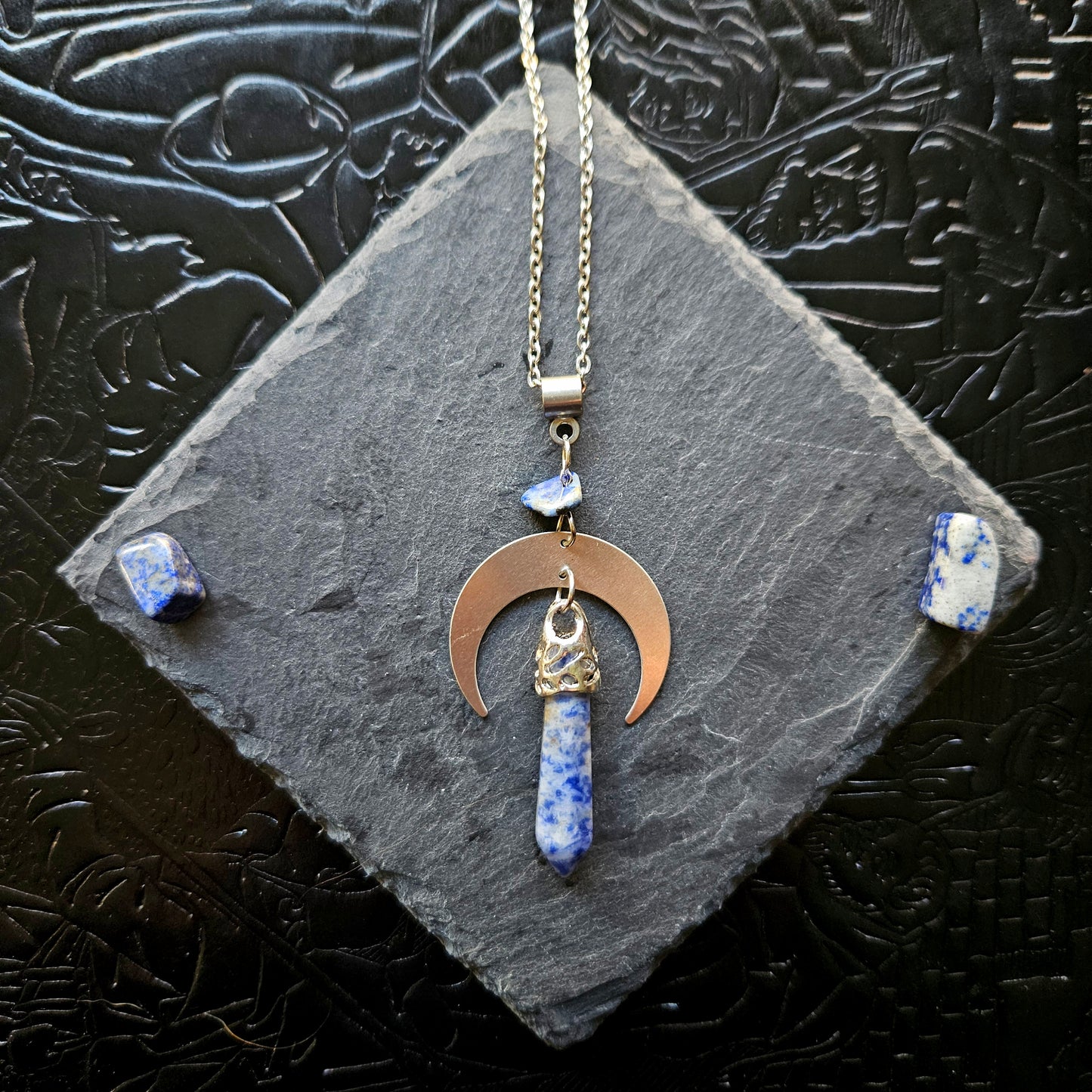 Fantasia - Colliers acier inoxydable univers féérique / sorcière, lunes, papillon, potion, champignon et pierres (rubis zoïsite, améthyste, quartz rose, lapis lazuli, fluorite, quartz, sodalite, aventurine)