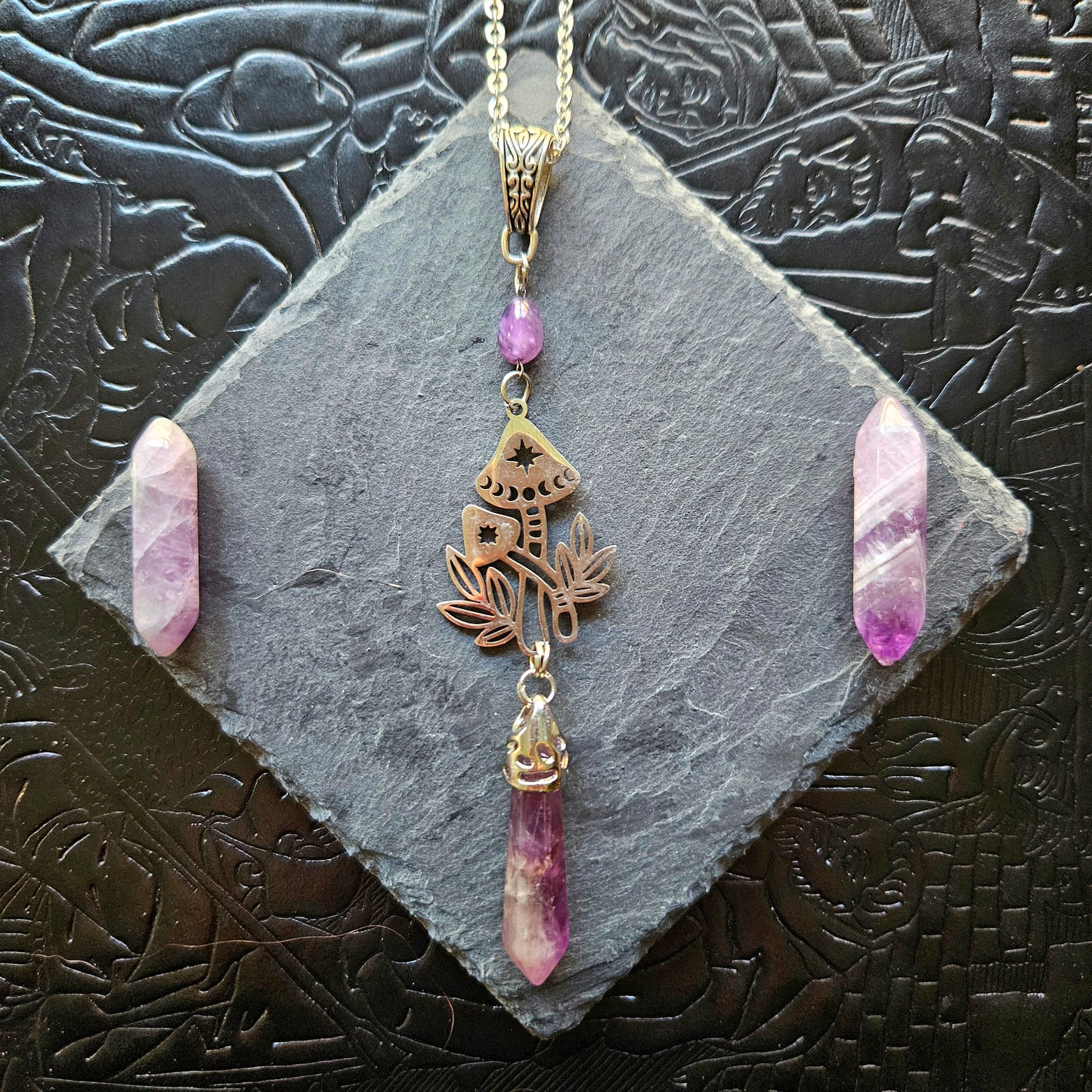 Fantasia - Colliers acier inoxydable univers féérique / sorcière, lunes, papillon, potion, champignon et pierres (rubis zoïsite, améthyste, quartz rose, lapis lazuli, fluorite, quartz, sodalite, aventurine)