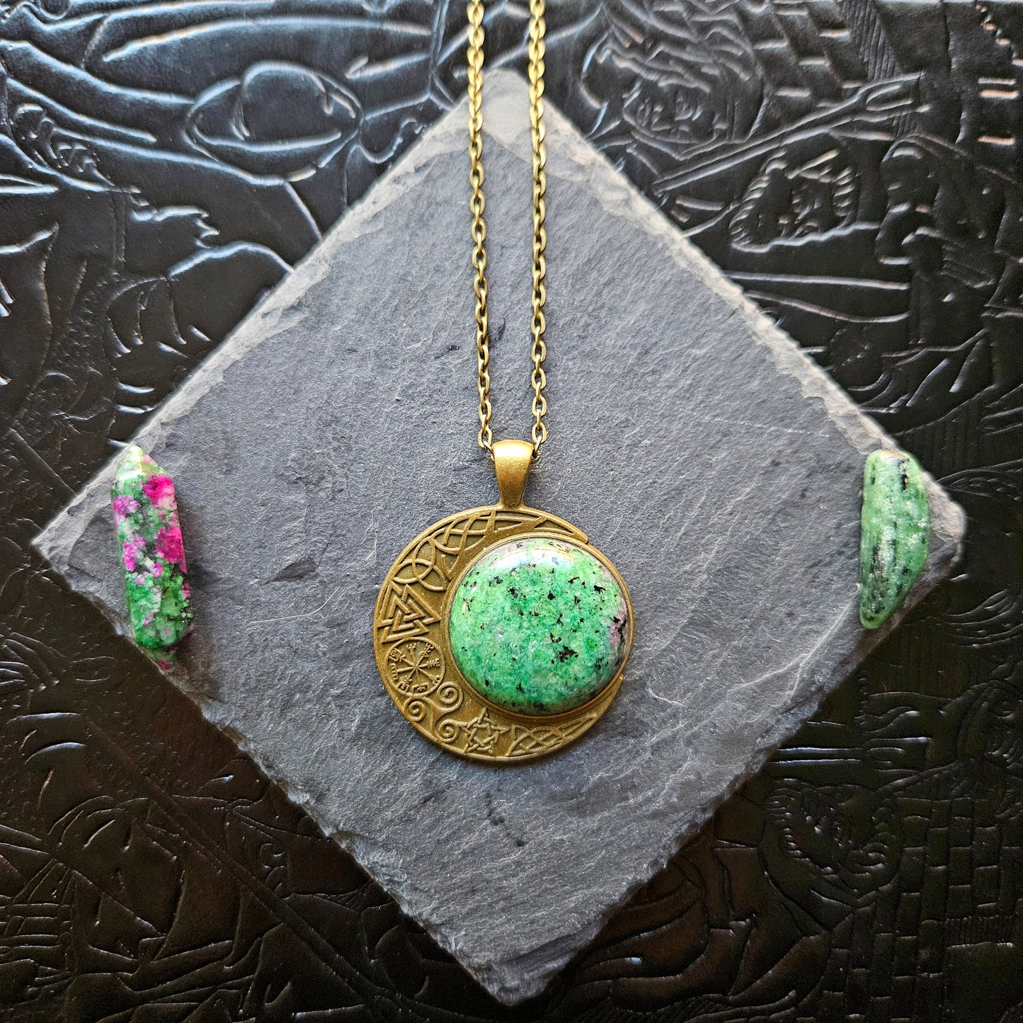 Máni - Colliers pendentifs univers Wicca - viking / celtique bronze ou argenté, lunes cabochon pierres (rubis zoïsite, sodalite, jaspe rouge, aventurine, lapis lazuli, unakite)