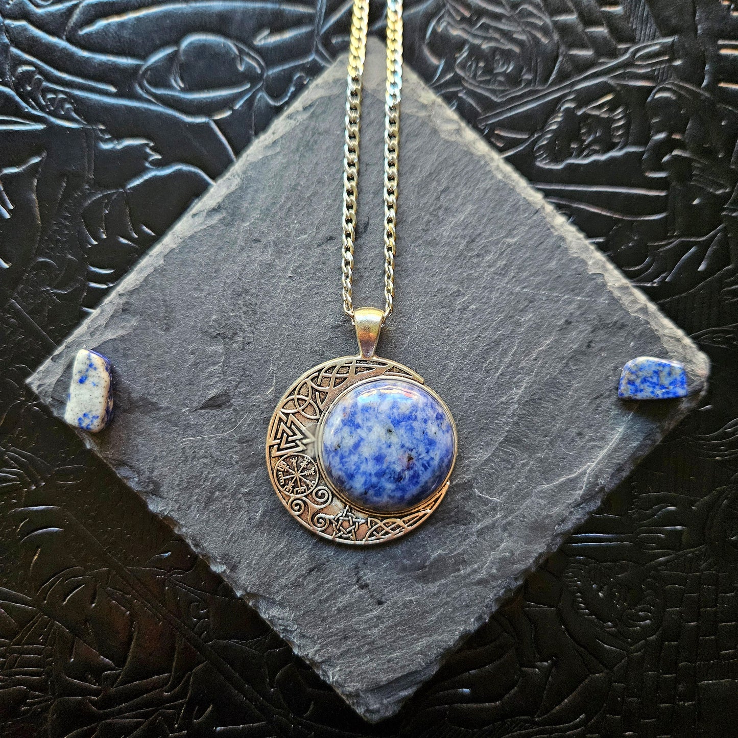 Máni - Colliers pendentifs univers Wicca - viking / celtique bronze ou argenté, lunes cabochon pierres (rubis zoïsite, sodalite, jaspe rouge, aventurine, lapis lazuli, unakite)