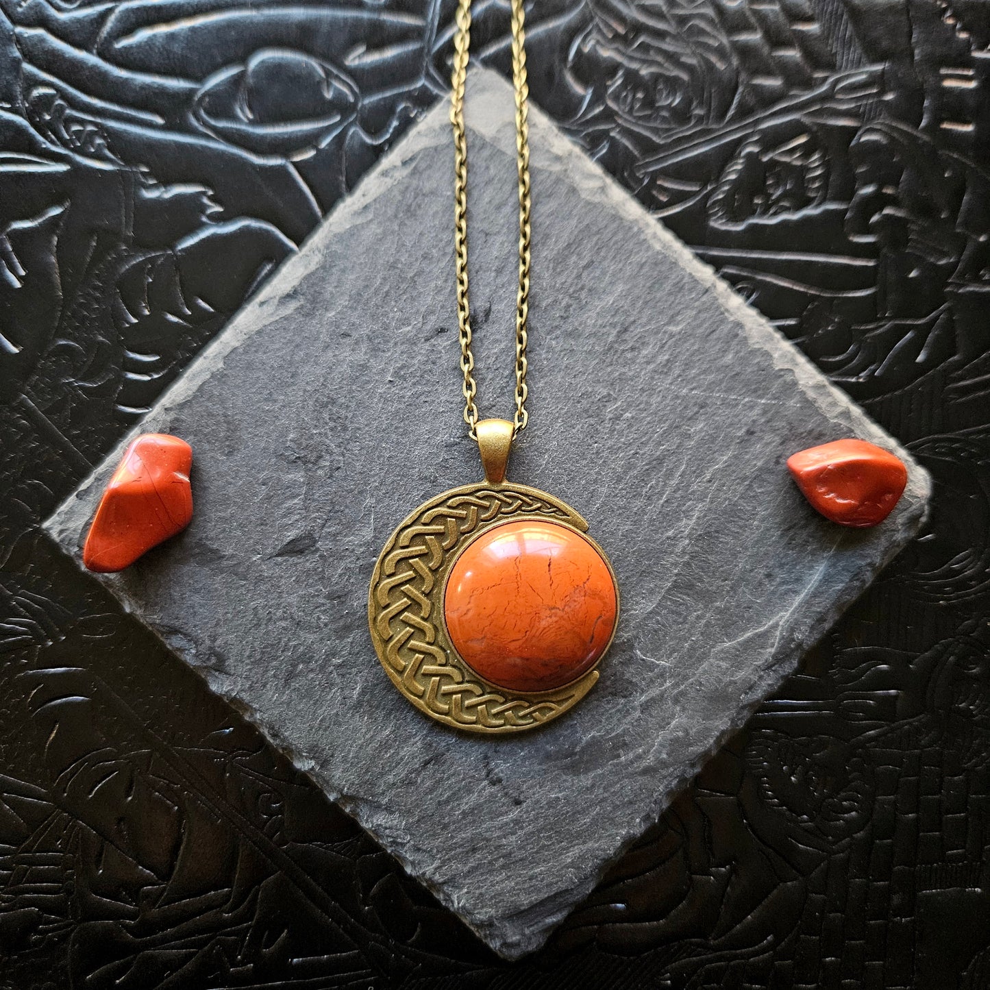 Máni - Colliers pendentifs univers Wicca - viking / celtique bronze ou argenté, lunes cabochon pierres (rubis zoïsite, sodalite, jaspe rouge, aventurine, lapis lazuli, unakite)