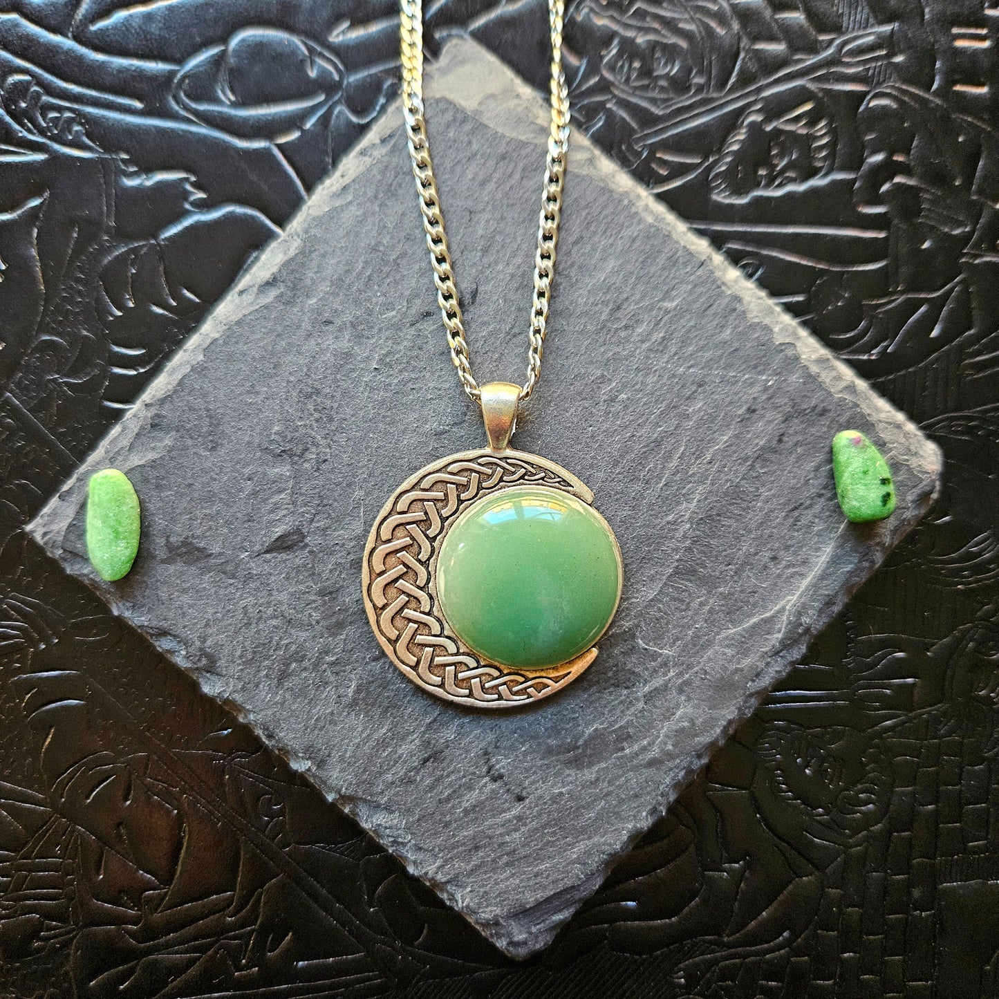 Máni - Colliers pendentifs univers Wicca - viking / celtique bronze ou argenté, lunes cabochon pierres (rubis zoïsite, sodalite, jaspe rouge, aventurine, lapis lazuli, unakite)