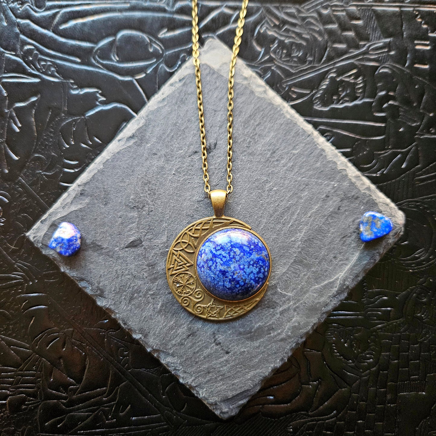 Máni - Colliers pendentifs univers Wicca - viking / celtique bronze ou argenté, lunes cabochon pierres (rubis zoïsite, sodalite, jaspe rouge, aventurine, lapis lazuli, unakite)