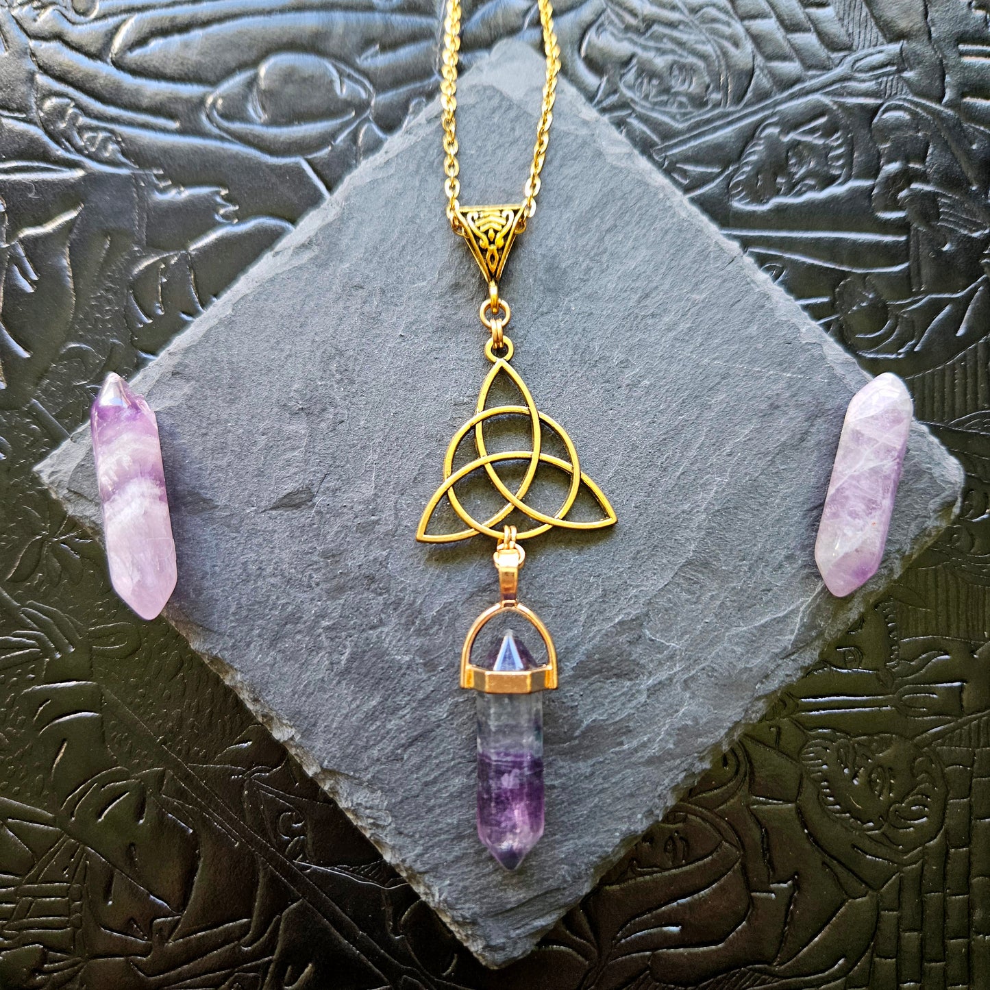 Triquetra - collier médiéval, celtique, triquetra doré, pierres (fluorite, labradorite, lapis-lazuli, rhodonite, oeil-de-tigre, rubis-zoïsite, quartz rose, aventurine)