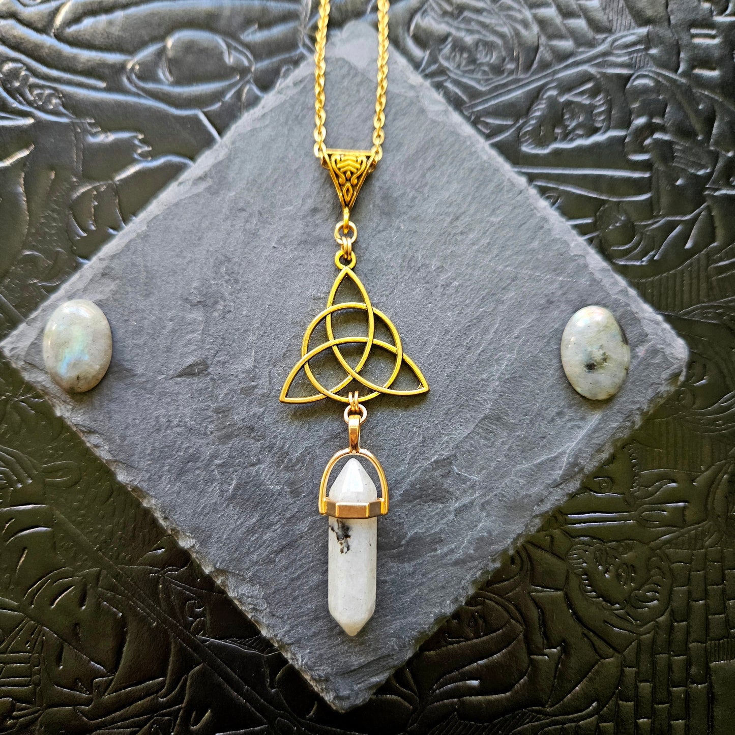 Triquetra - collier médiéval, celtique, triquetra doré, pierres (fluorite, labradorite, lapis-lazuli, rhodonite, oeil-de-tigre, rubis-zoïsite, quartz rose, aventurine)