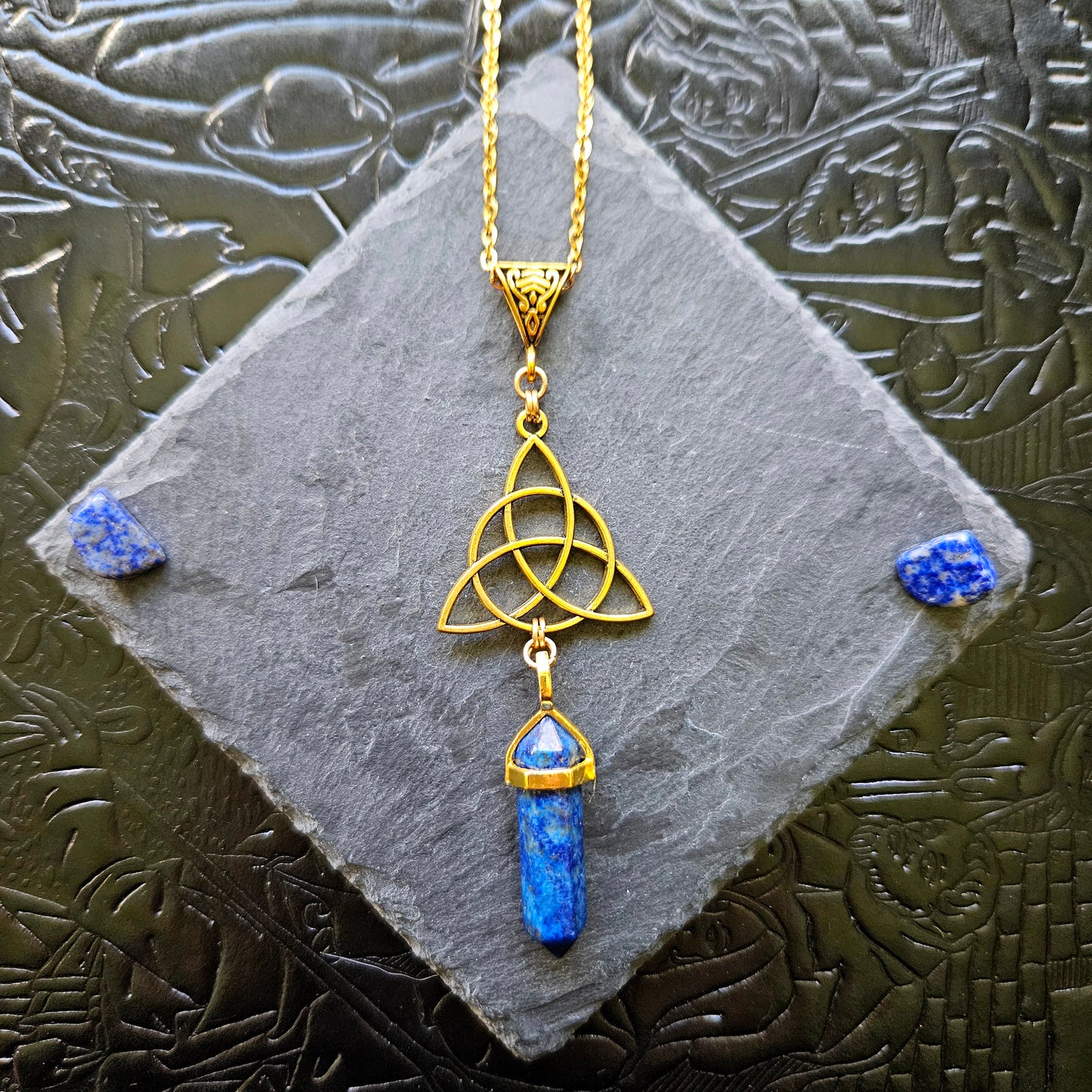 Triquetra - collier médiéval, celtique, triquetra doré, pierres (fluorite, labradorite, lapis-lazuli, rhodonite, oeil-de-tigre, rubis-zoïsite, quartz rose, aventurine)