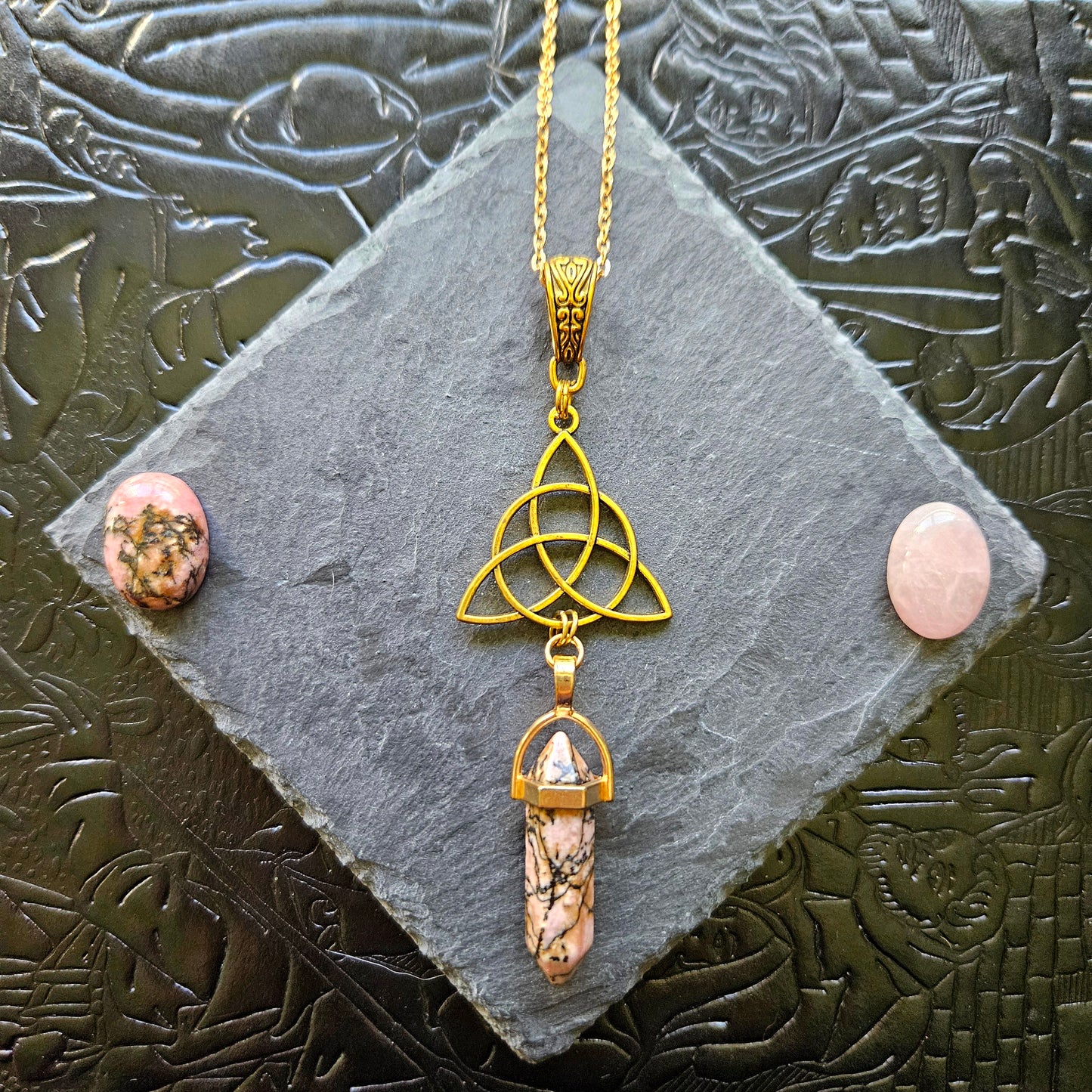 Triquetra - collier médiéval, celtique, triquetra doré, pierres (fluorite, labradorite, lapis-lazuli, rhodonite, oeil-de-tigre, rubis-zoïsite, quartz rose, aventurine)