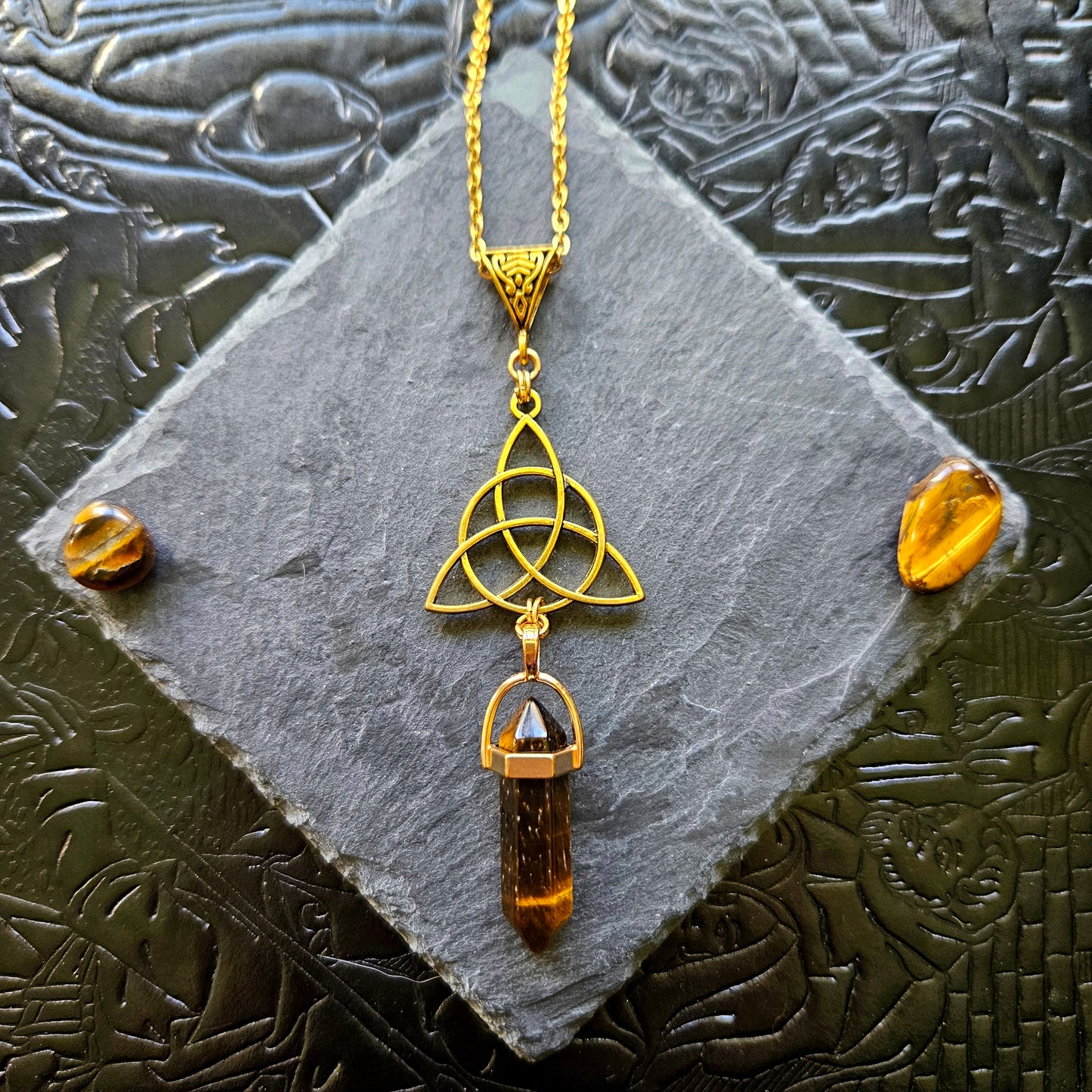 Triquetra - collier médiéval, celtique, triquetra doré, pierres (fluorite, labradorite, lapis-lazuli, rhodonite, oeil-de-tigre, rubis-zoïsite, quartz rose, aventurine)