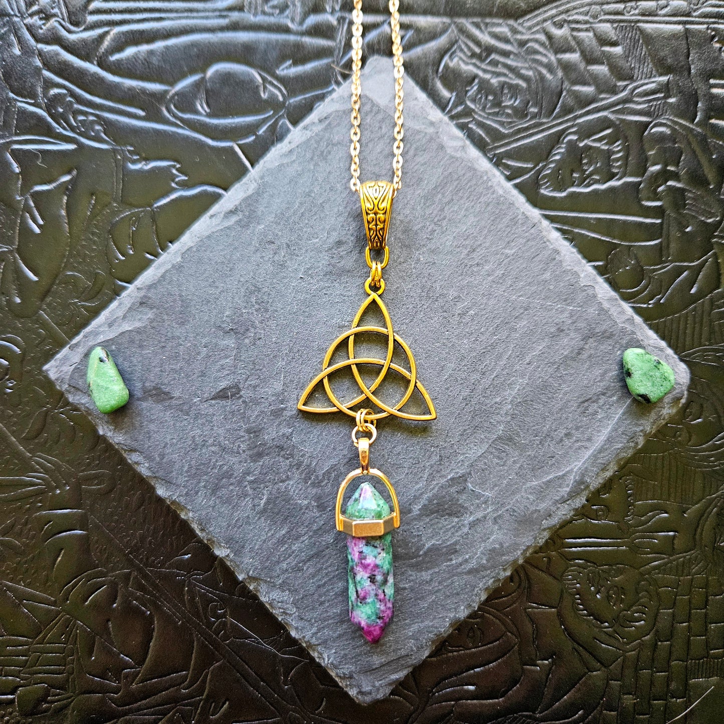 Triquetra - collier médiéval, celtique, triquetra doré, pierres (fluorite, labradorite, lapis-lazuli, rhodonite, oeil-de-tigre, rubis-zoïsite, quartz rose, aventurine)