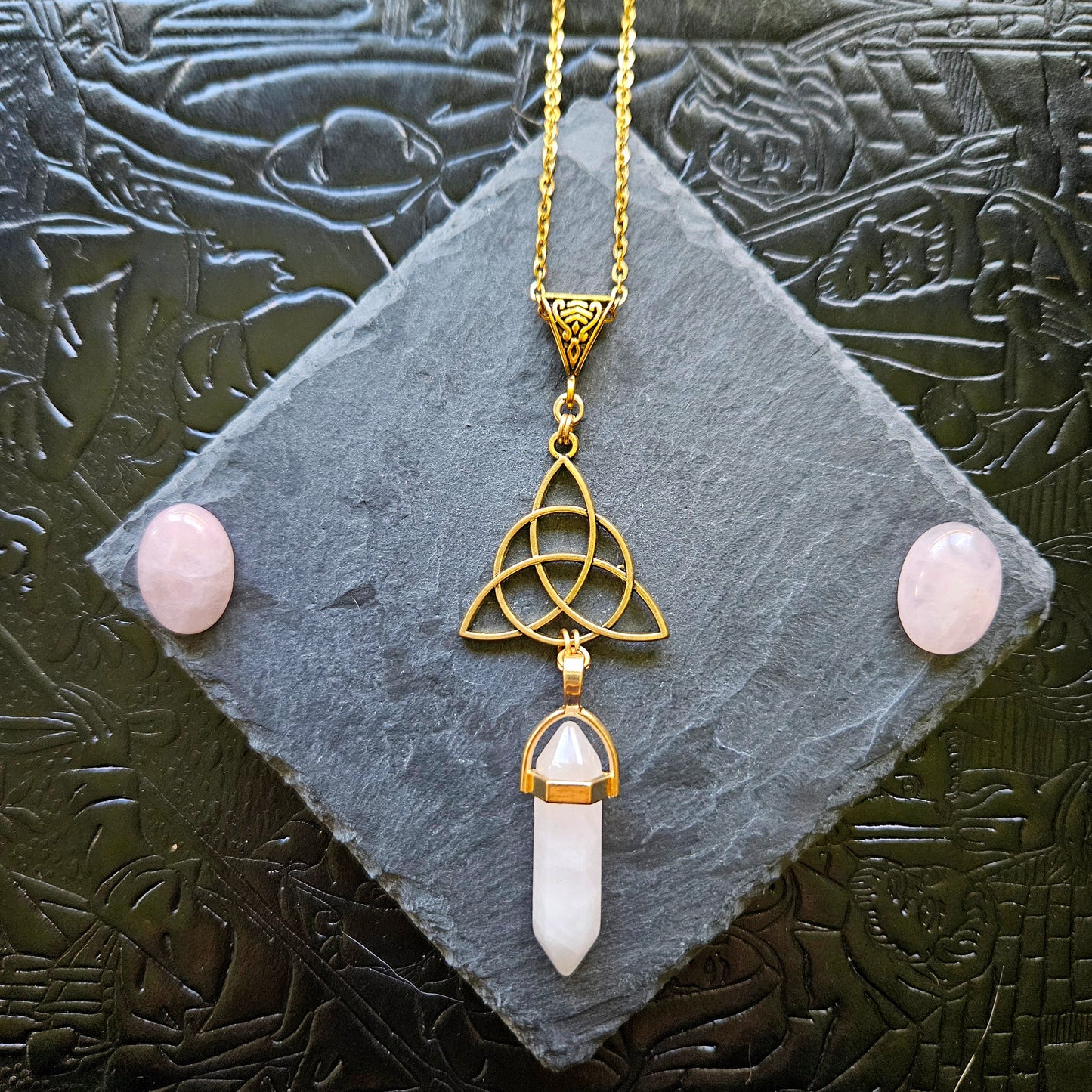 Triquetra - collier médiéval, celtique, triquetra doré, pierres (fluorite, labradorite, lapis-lazuli, rhodonite, oeil-de-tigre, rubis-zoïsite, quartz rose, aventurine)