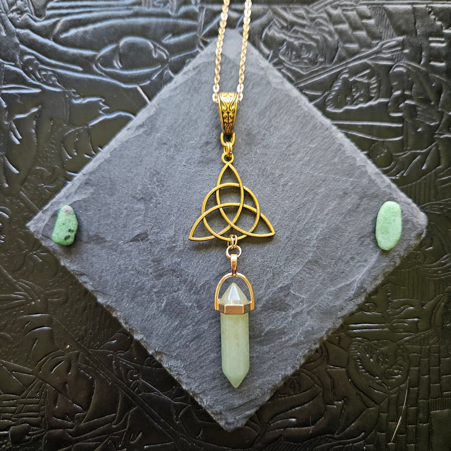 Triquetra - collier médiéval, celtique, triquetra doré, pierres (fluorite, labradorite, lapis-lazuli, rhodonite, oeil-de-tigre, rubis-zoïsite, quartz rose, aventurine)