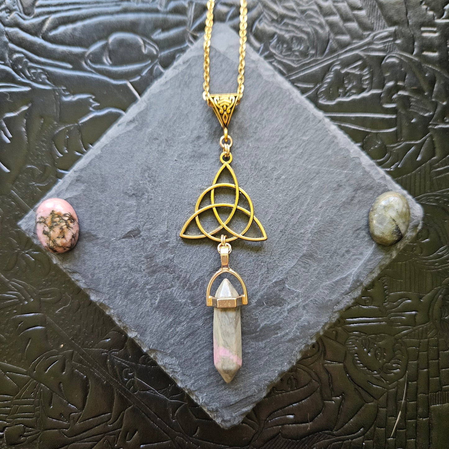 Triquetra - collier médiéval, celtique, triquetra doré, pierres (fluorite, labradorite, lapis-lazuli, rhodonite, oeil-de-tigre, rubis-zoïsite, quartz rose, aventurine)