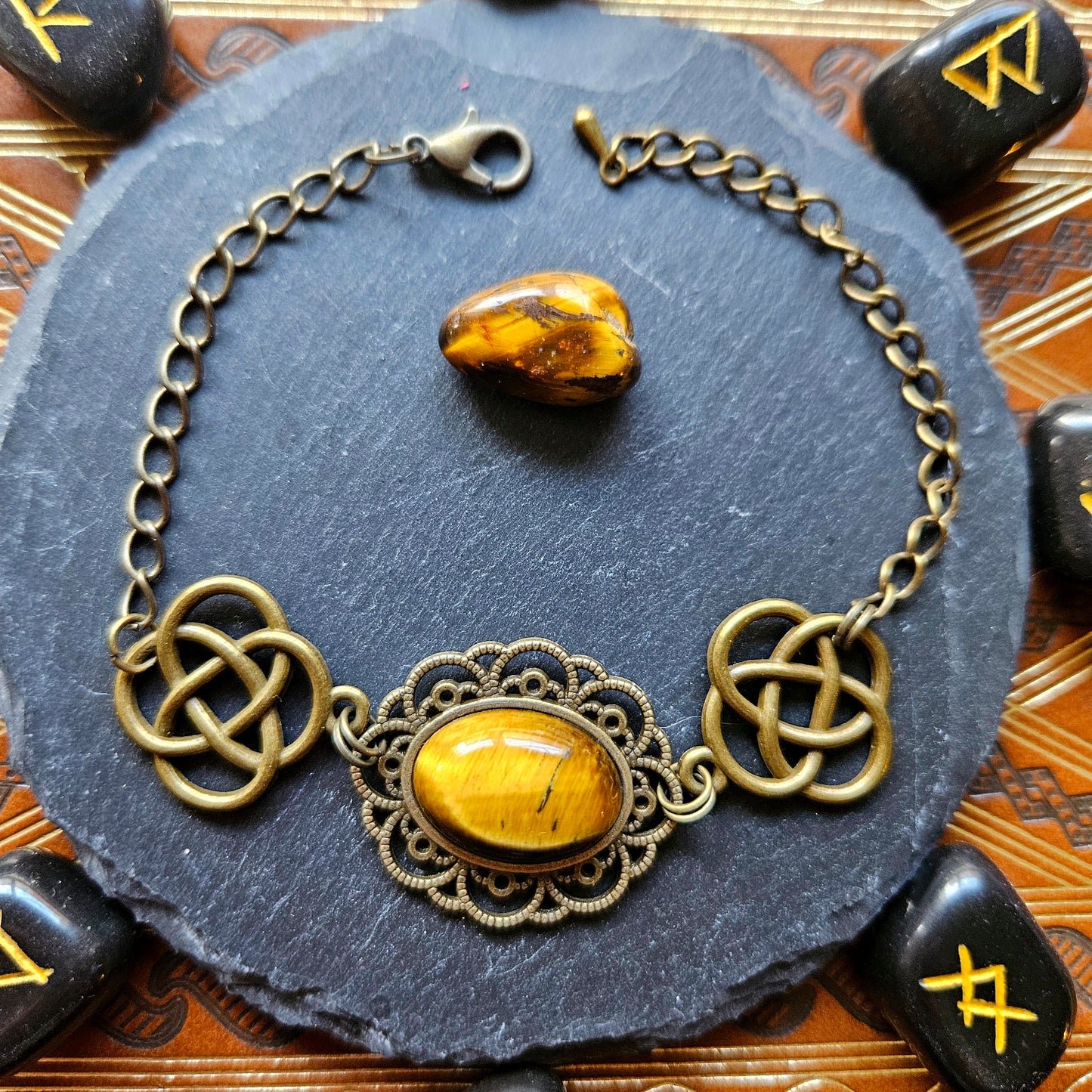 Yvain - Bracelet médiéval - celtique bronze, pierres d'oeil de tigre