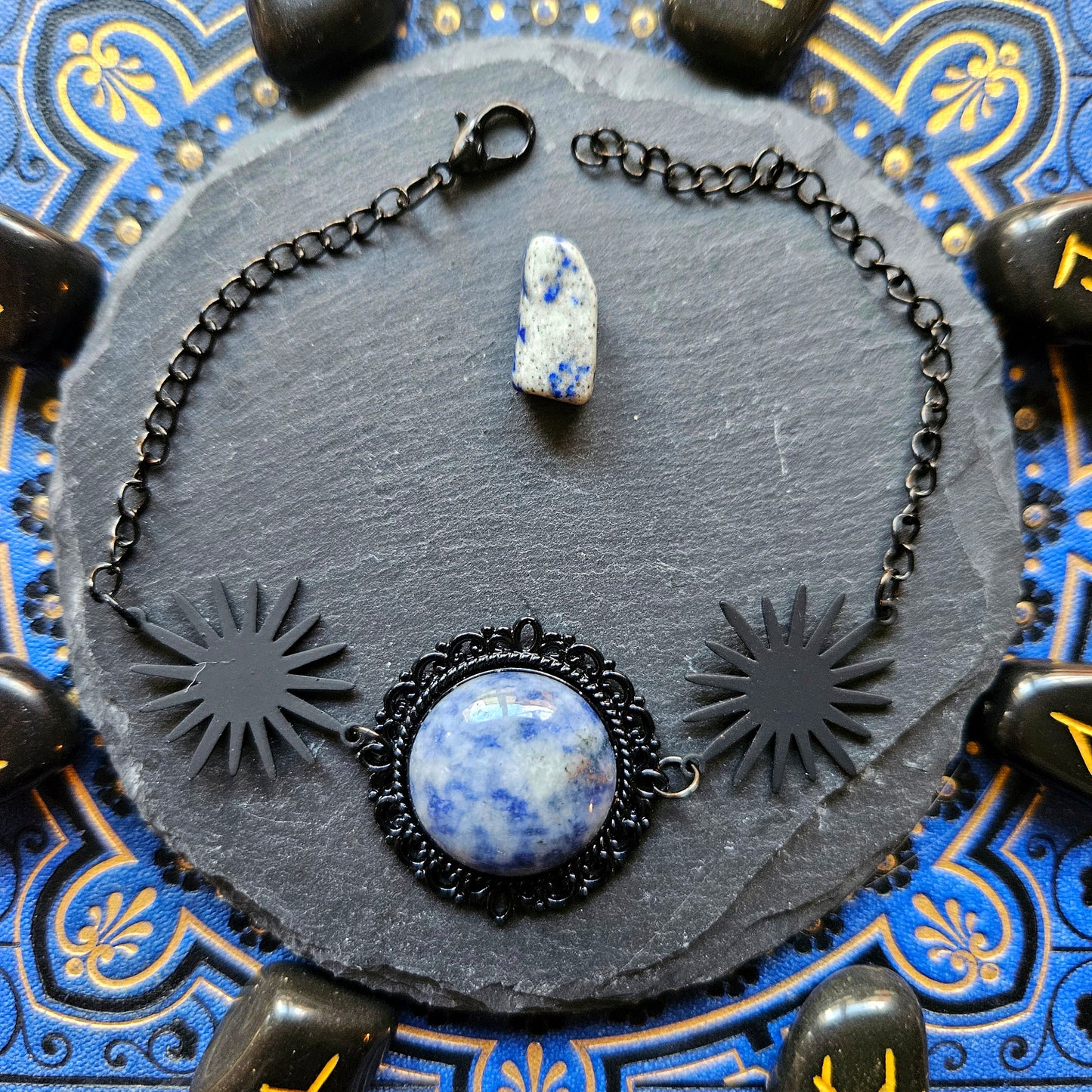 Érèbe - bracelet univers ésotérique noir, étoiles et pierre de sodalite
