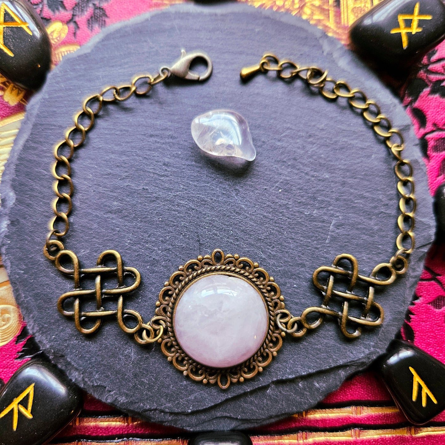 Fliodhas - Bracelet médiéval, noeuds celtiques bronze et pierres de quartz rose