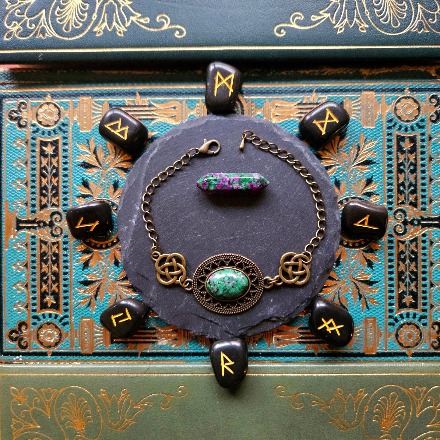 Gaïa - Bracelet médiéval bronze noeuds celtiques pierre de rubis zoïsite
