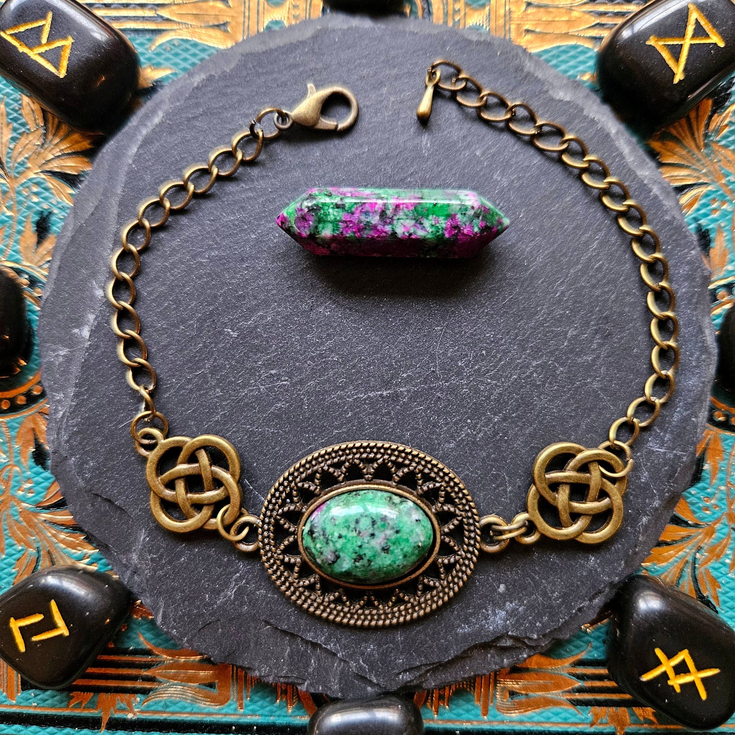 Gaïa - Bracelet médiéval bronze noeuds celtiques pierre de rubis zoïsite