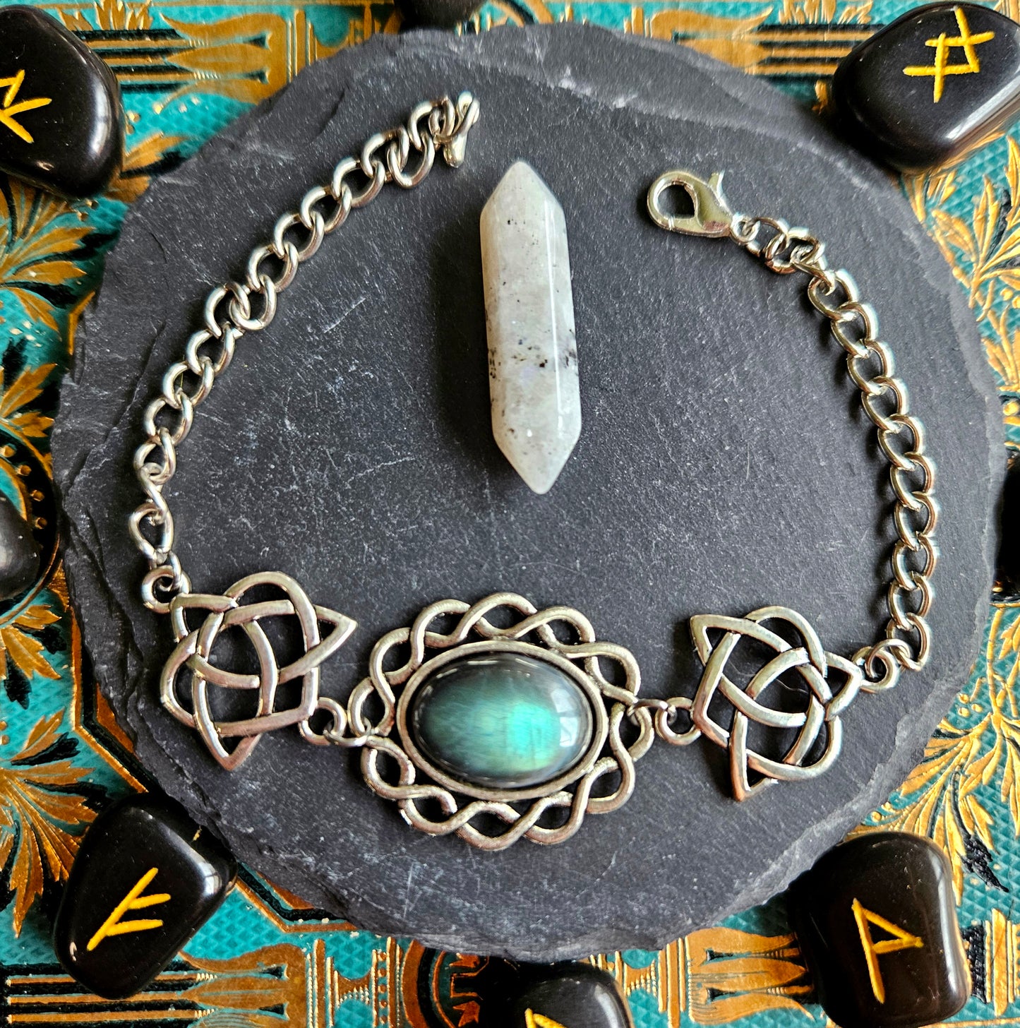 Nimuë - Bracelet médiéval argenté, noeuds celtiques, pierre de labradorite