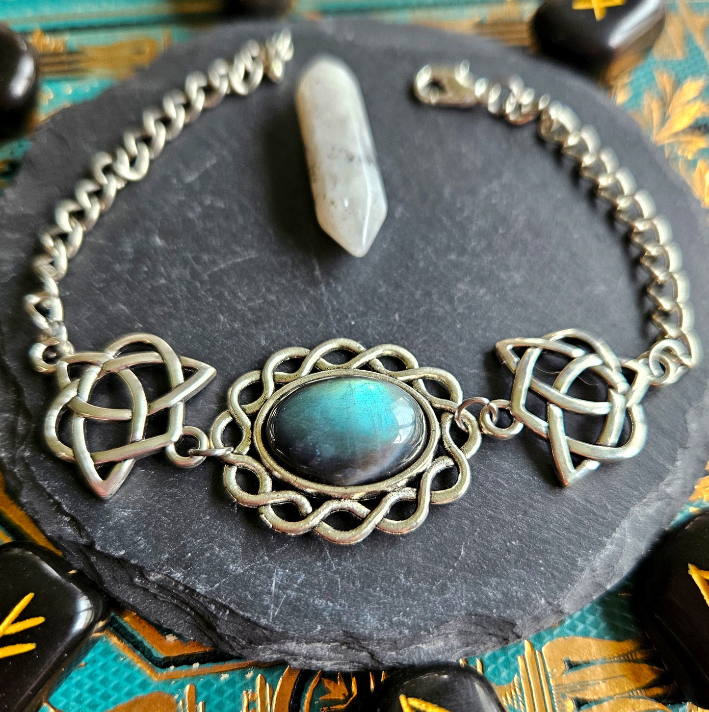 Nimuë - Bracelet médiéval argenté, noeuds celtiques, pierre de labradorite