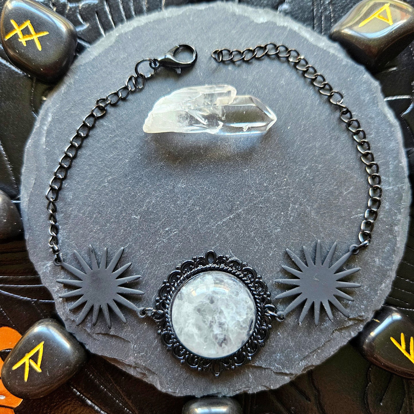 Nyx - Bracelet noir ésotétique étoiles et pierres de quartz