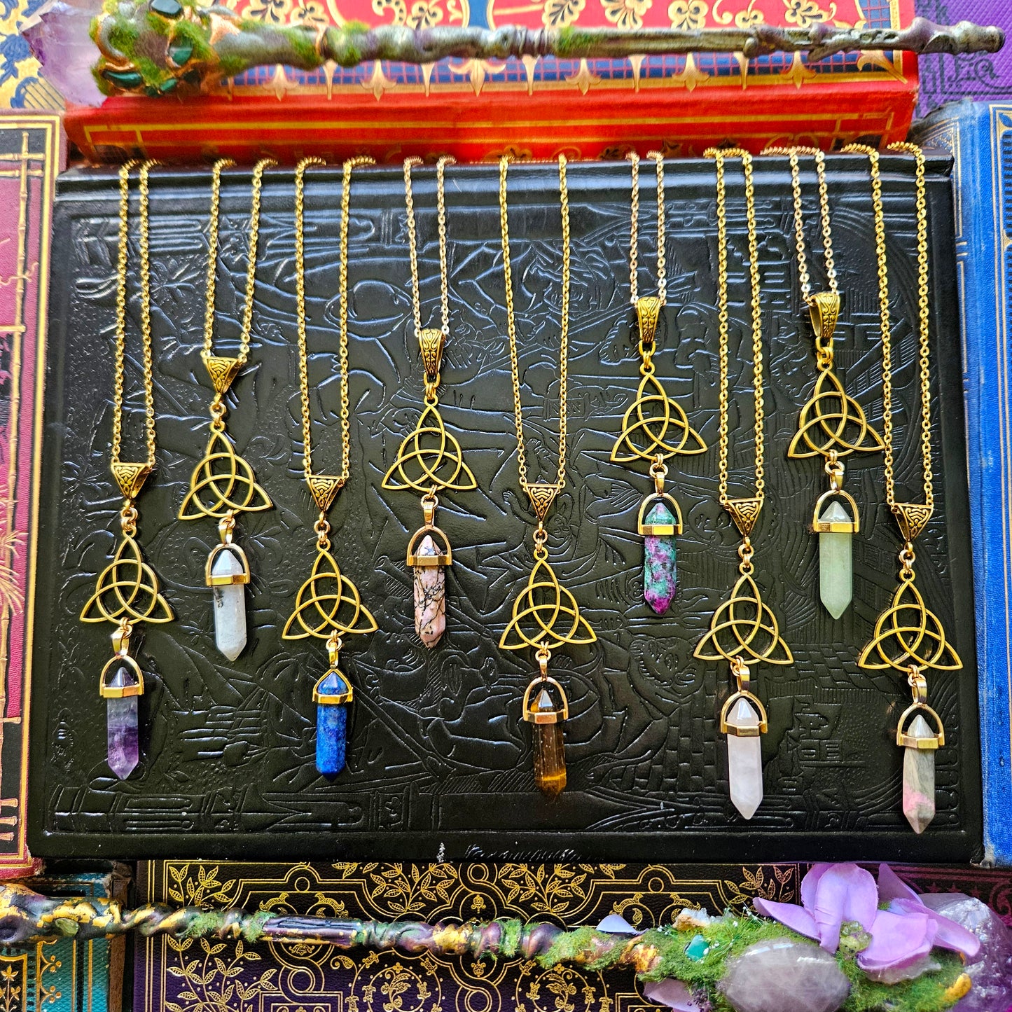 Triquetra - collier médiéval, celtique, triquetra doré, pierres (fluorite, labradorite, lapis-lazuli, rhodonite, oeil-de-tigre, rubis-zoïsite, quartz rose, aventurine)
