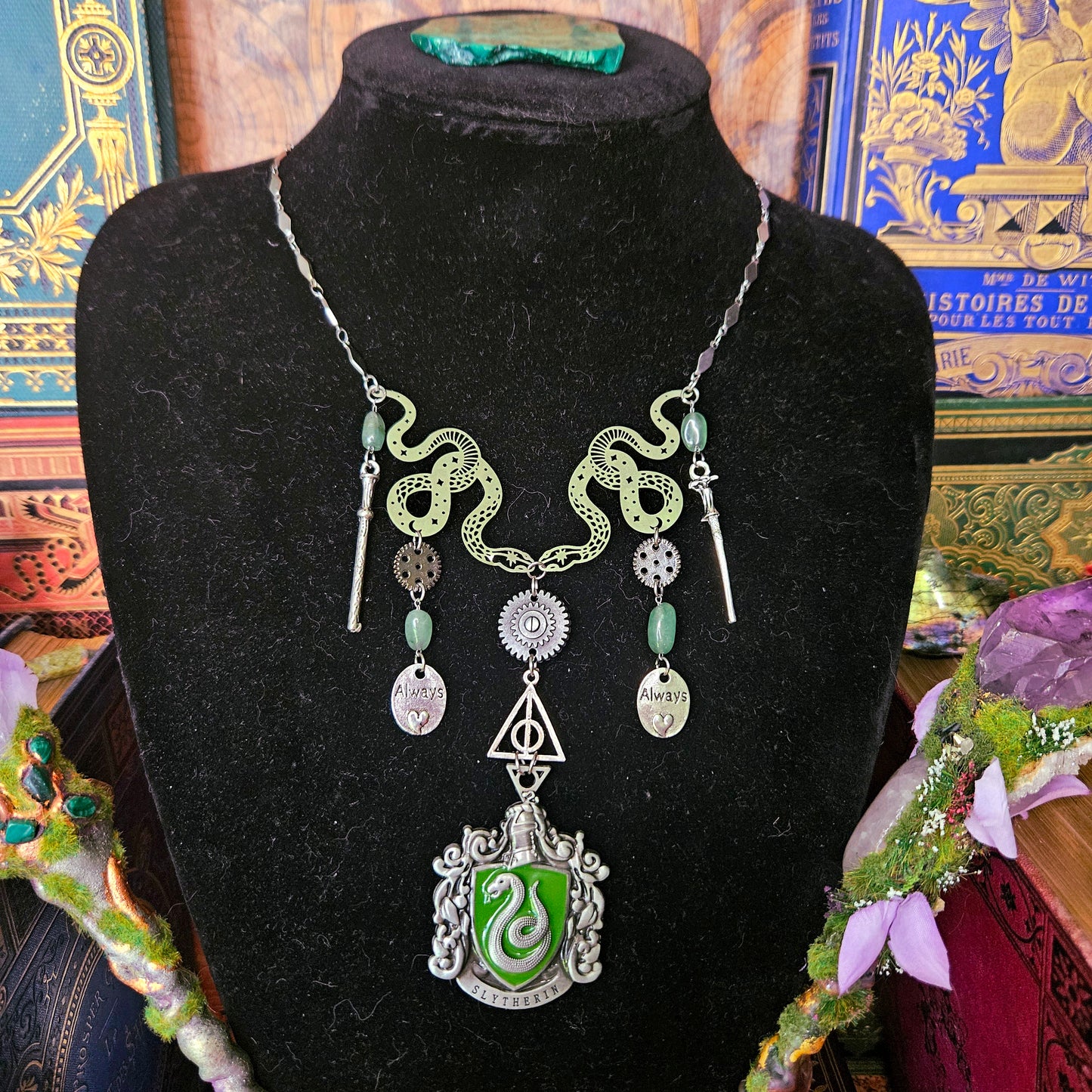 Serpentard - Collier plastron Harry Potter - Steampunk chaîne acier inoxydable, breloques serpent, baguette magique, engrenage, reliques de la mort