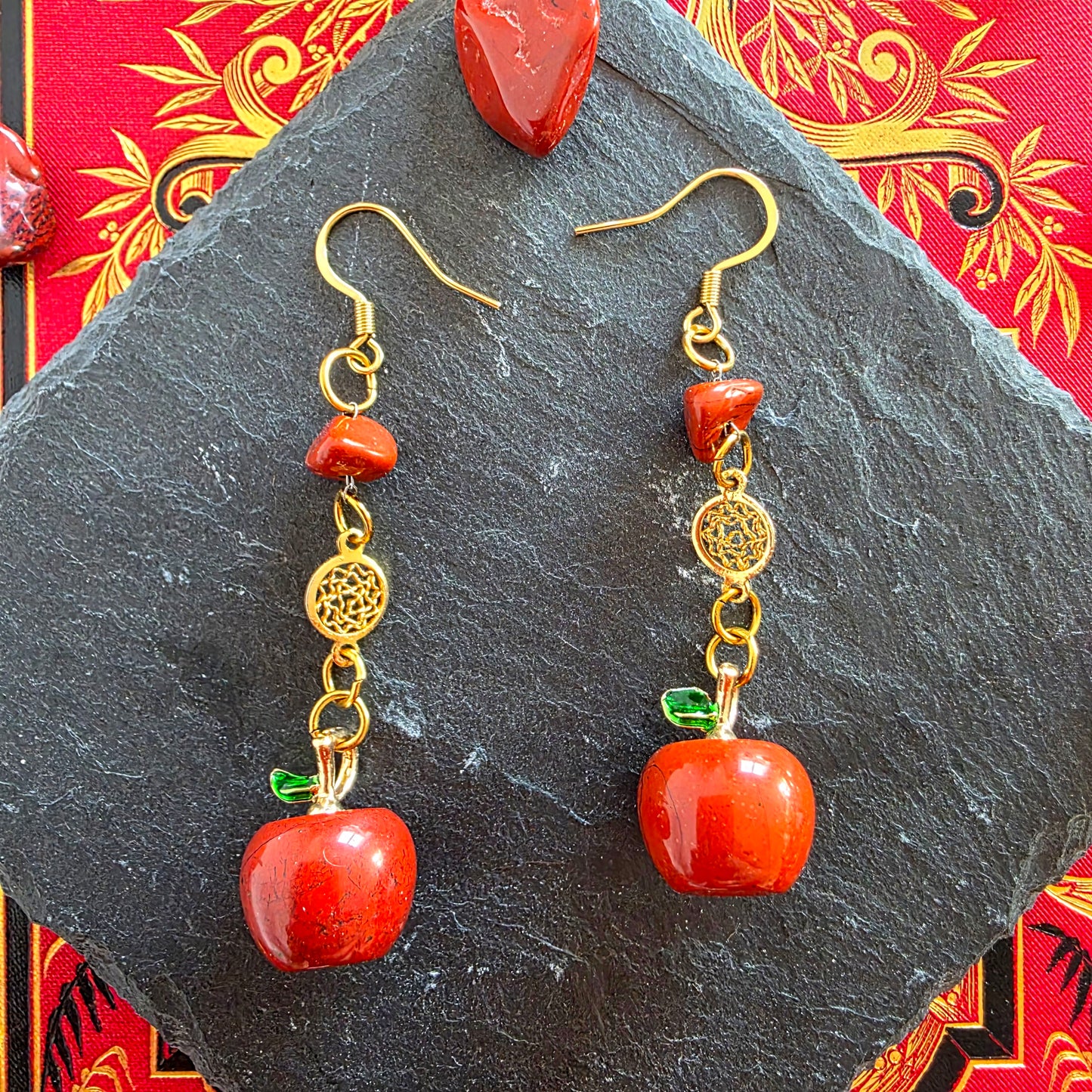 Idunn - Boucles d'oreilles Art Nouveau dorées pommes pierres de jaspe rouge - Les Rouages du Temps