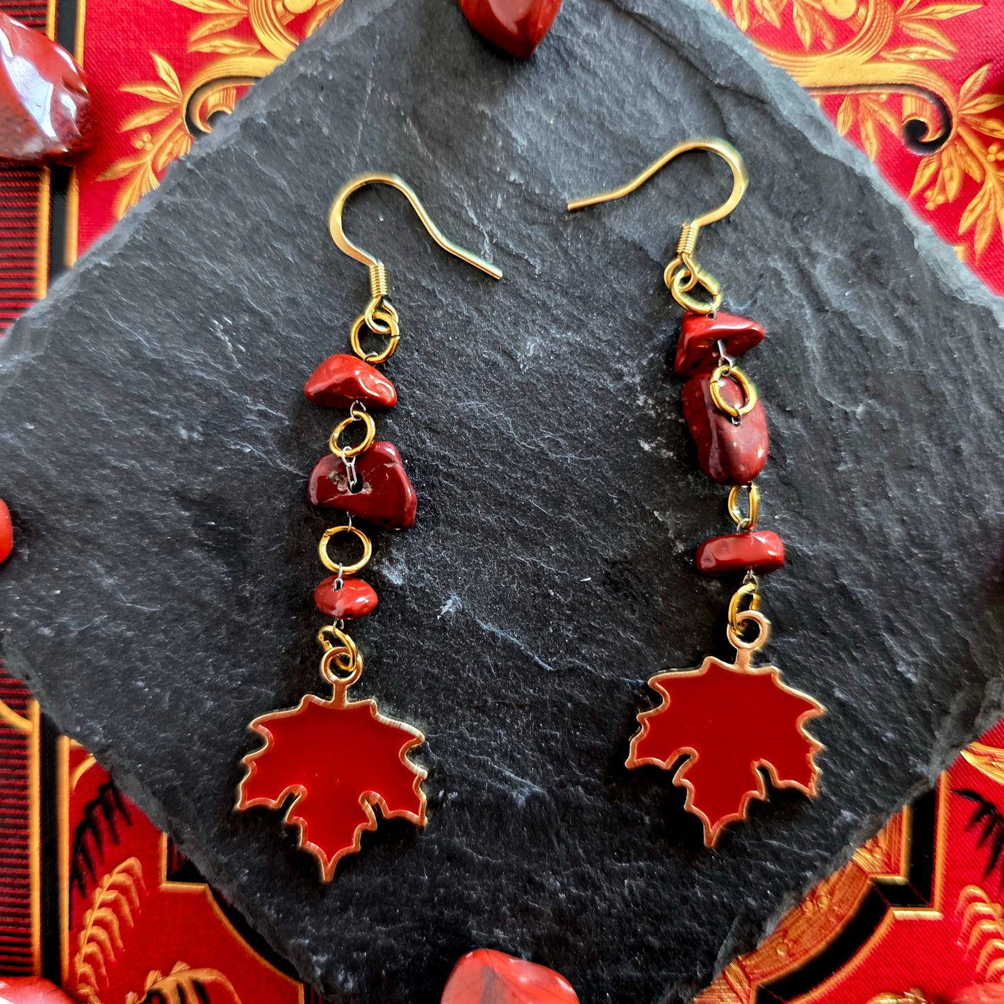 Carpo - Boucles d'oreilles "Automne", feuilles d'érable rouge et perles de jaspe rouge - Les Rouages du Temps