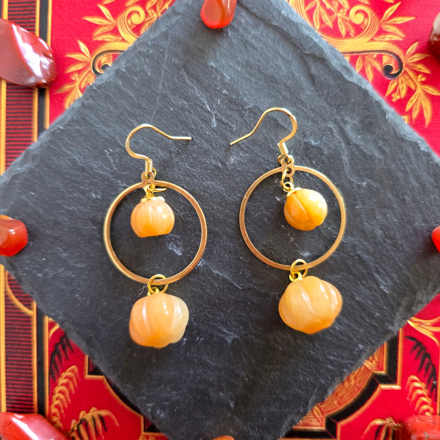 Samhain - Boucles d'oreilles "Automne" cercles laitons et pierres citrouilles cornaline - Les Rouages du Temps