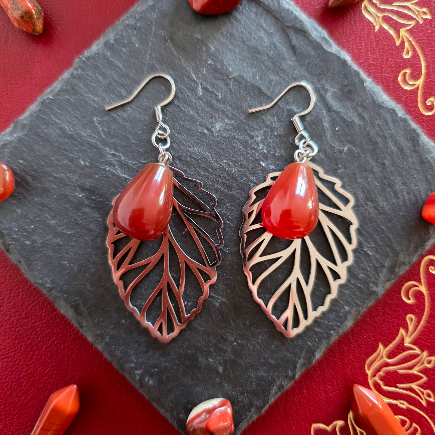 Fliodhas - Boucles d'oreilles Art Nouveau feuilles argentées et pierres de cornaline - Les Rouages du Temps