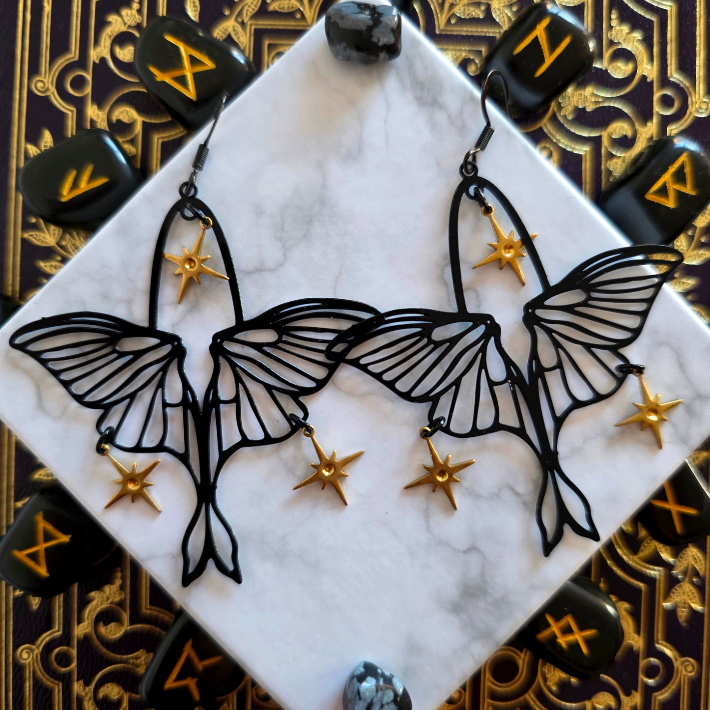 Leanan - Boucles d'oreilles univers féérique ailes de papillon noires et étoiles laiton - Les Rouages du Temps