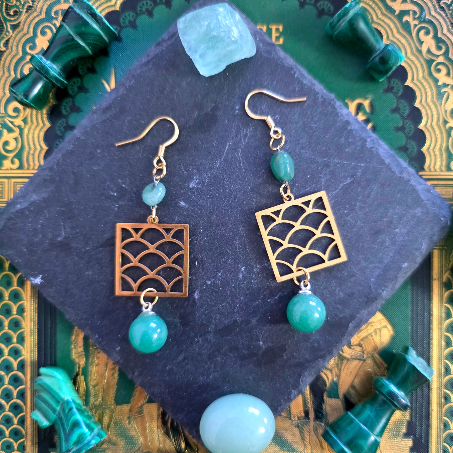 Mucha - Boucles d'oreilles Art déco - Art Nouveau acier inoxydable doré et pierres d'aventurine - Les Rouages du Temps