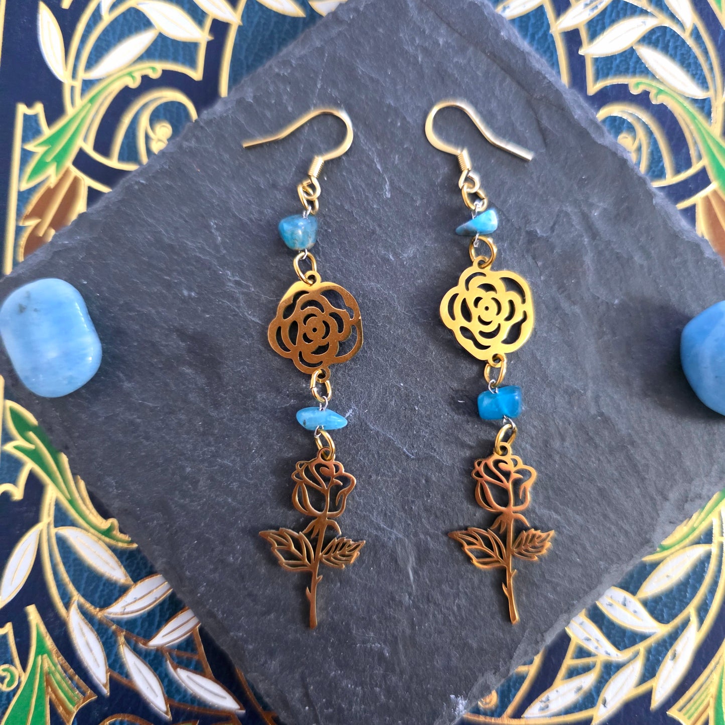 Chloris - Boucles d'oreilles Art Nouveau - Princese, roses en acier inoxydable, perles en apatite - Les Rouages du Temps