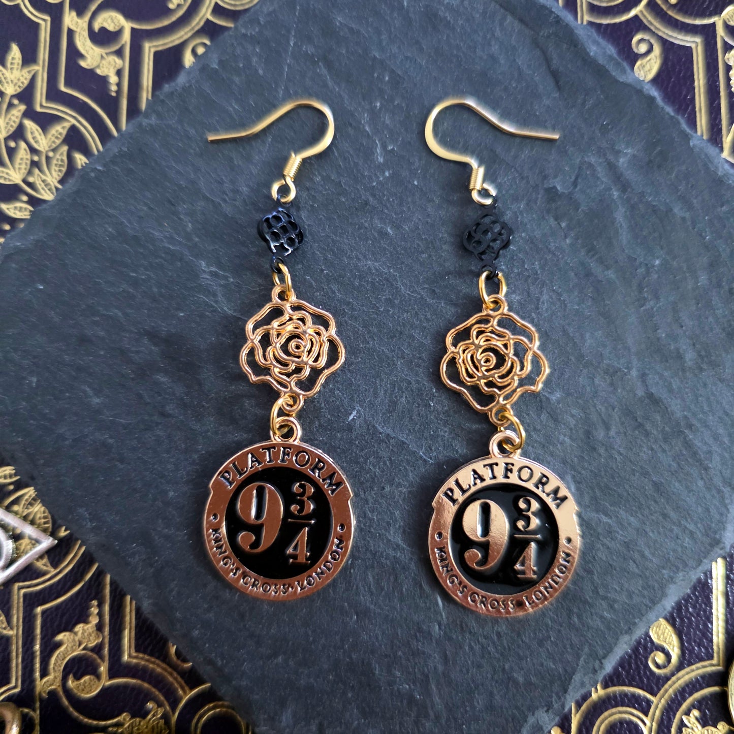 Harry Potter - Boucles d'oreilles noires et dorées voie neuf trois quart (9.3/4) et roses - Les Rouages du Temps