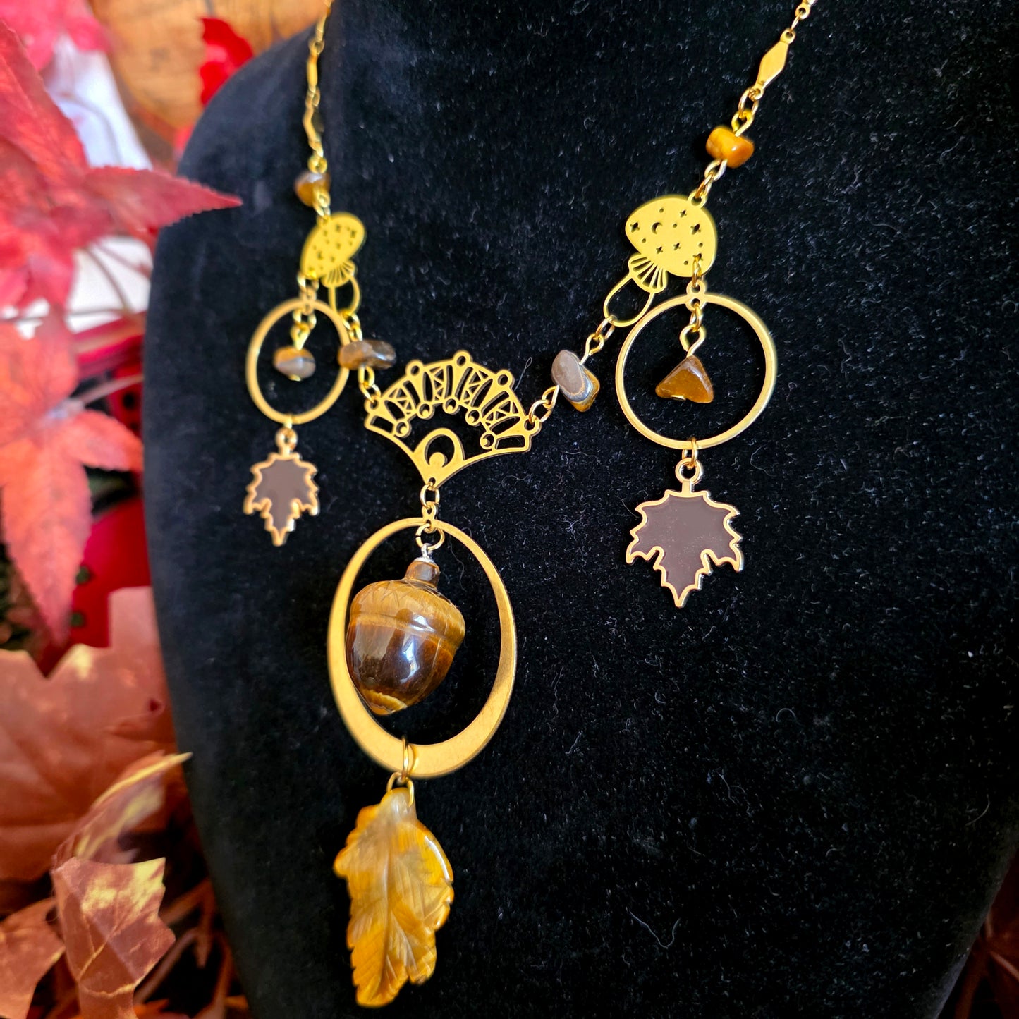 Carpo - Collier "Automne" acier inoxydable doré laiton cercles champignons feuilles gland pierres oeil de tigre - Les Rouages du Temps