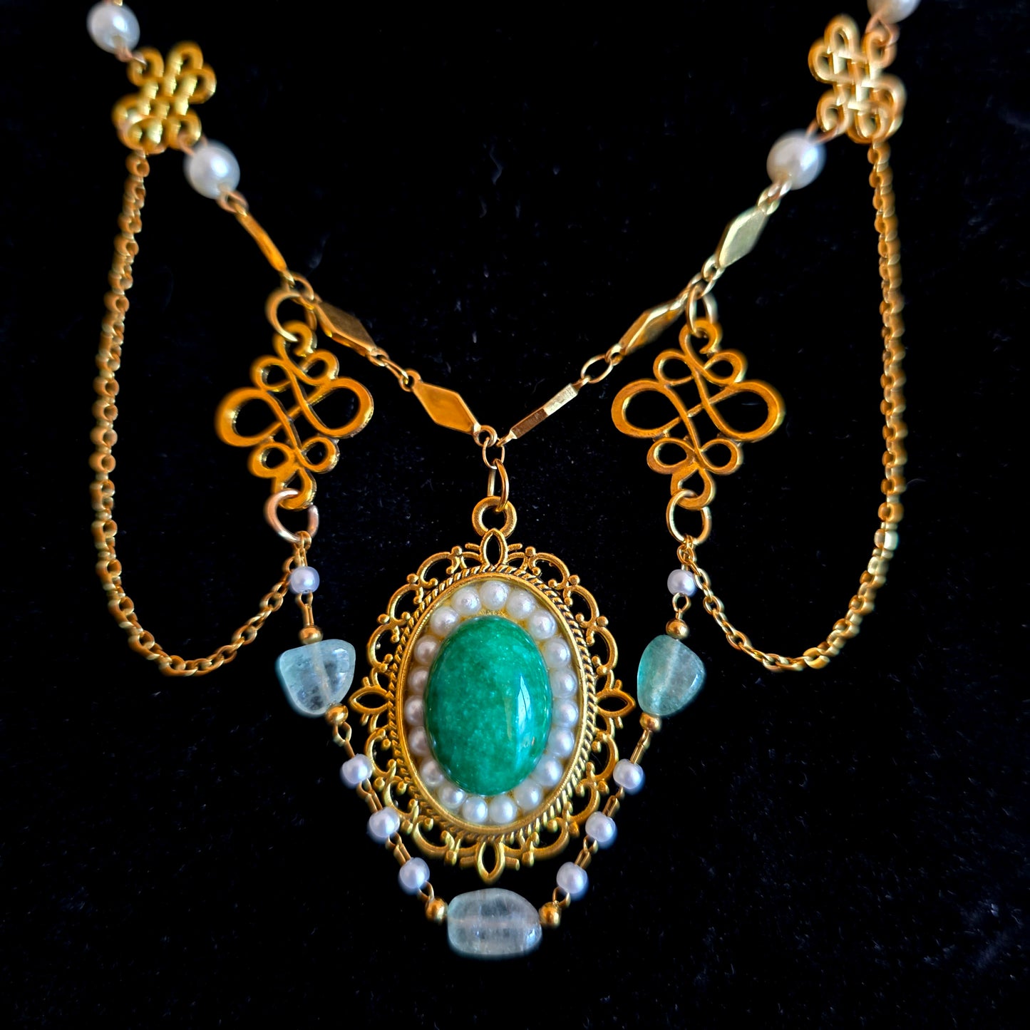 Elizabeth - Collier Renaissance - Préraphaélisme - Médiéval acier inoxydable et métal doré, pierres d'aventurine et jade, perles - Les Rouages du Temps