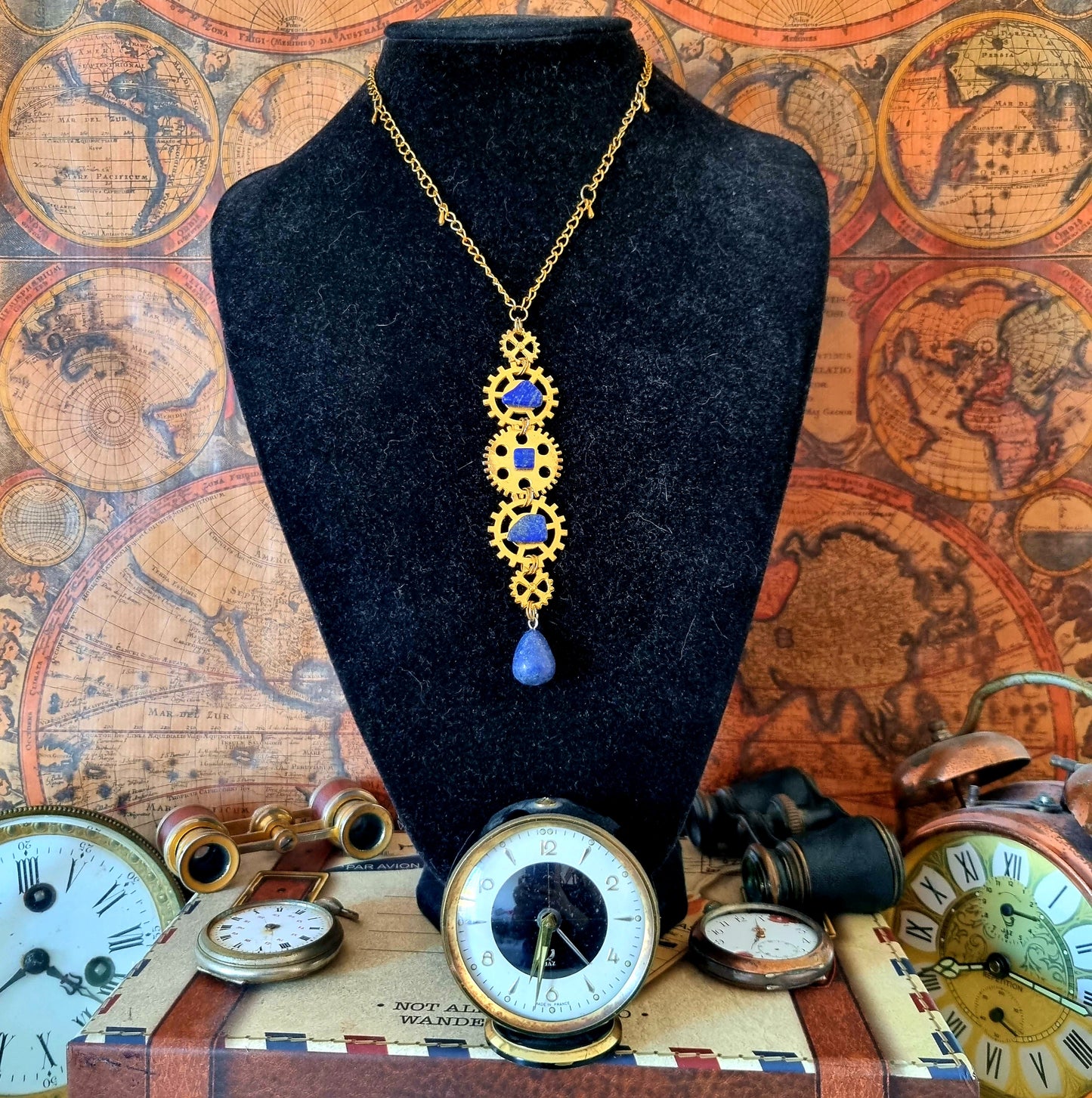 Apollon - Collier Steampunk doré, rouages et pierres de lapis lazuli - Les Rouages du Temps