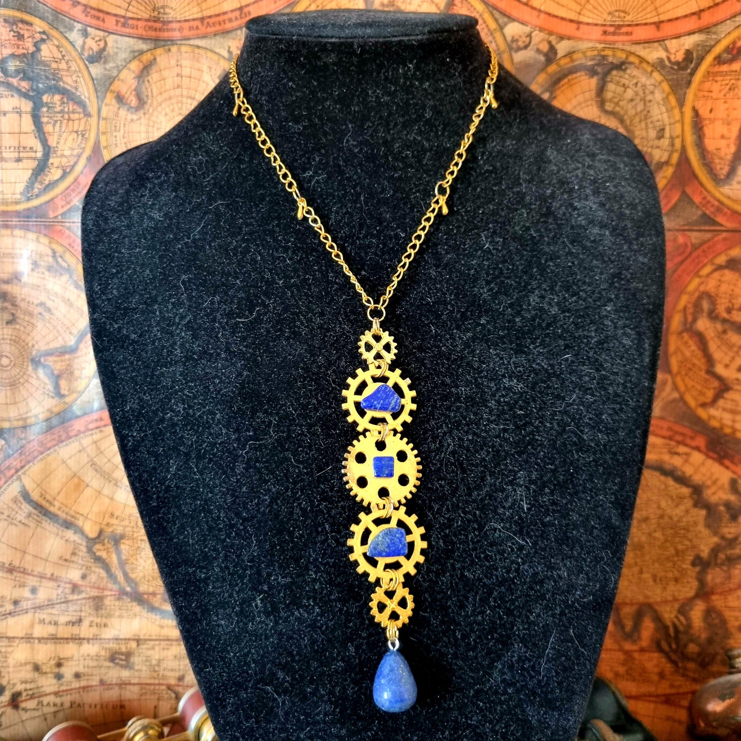 Apollon - Collier Steampunk doré, rouages et pierres de lapis lazuli - Les Rouages du Temps