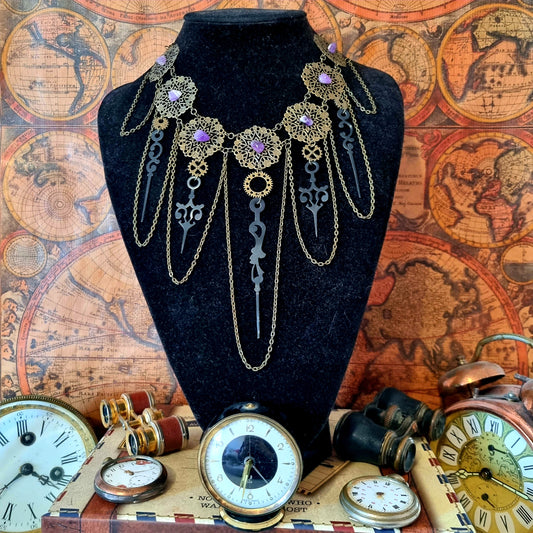 Pandore - Collier plastron Steampunk bronze, rouages, aiguilles d'horloge et améthystes - Les Rouages du Temps