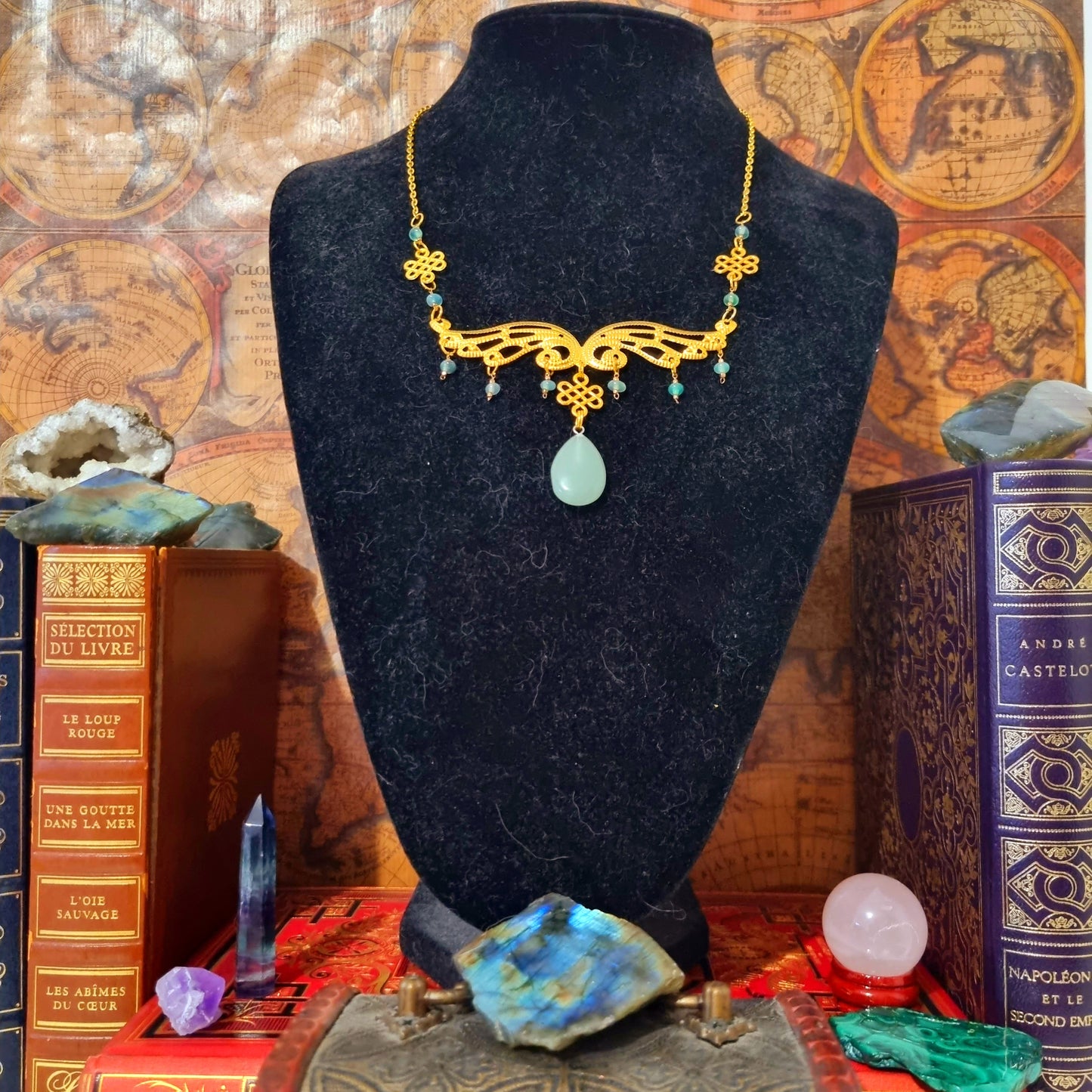 Mucha - Collier Art Nouveau doré arabesques et pierres d'aventurine - Les Rouages du Temps